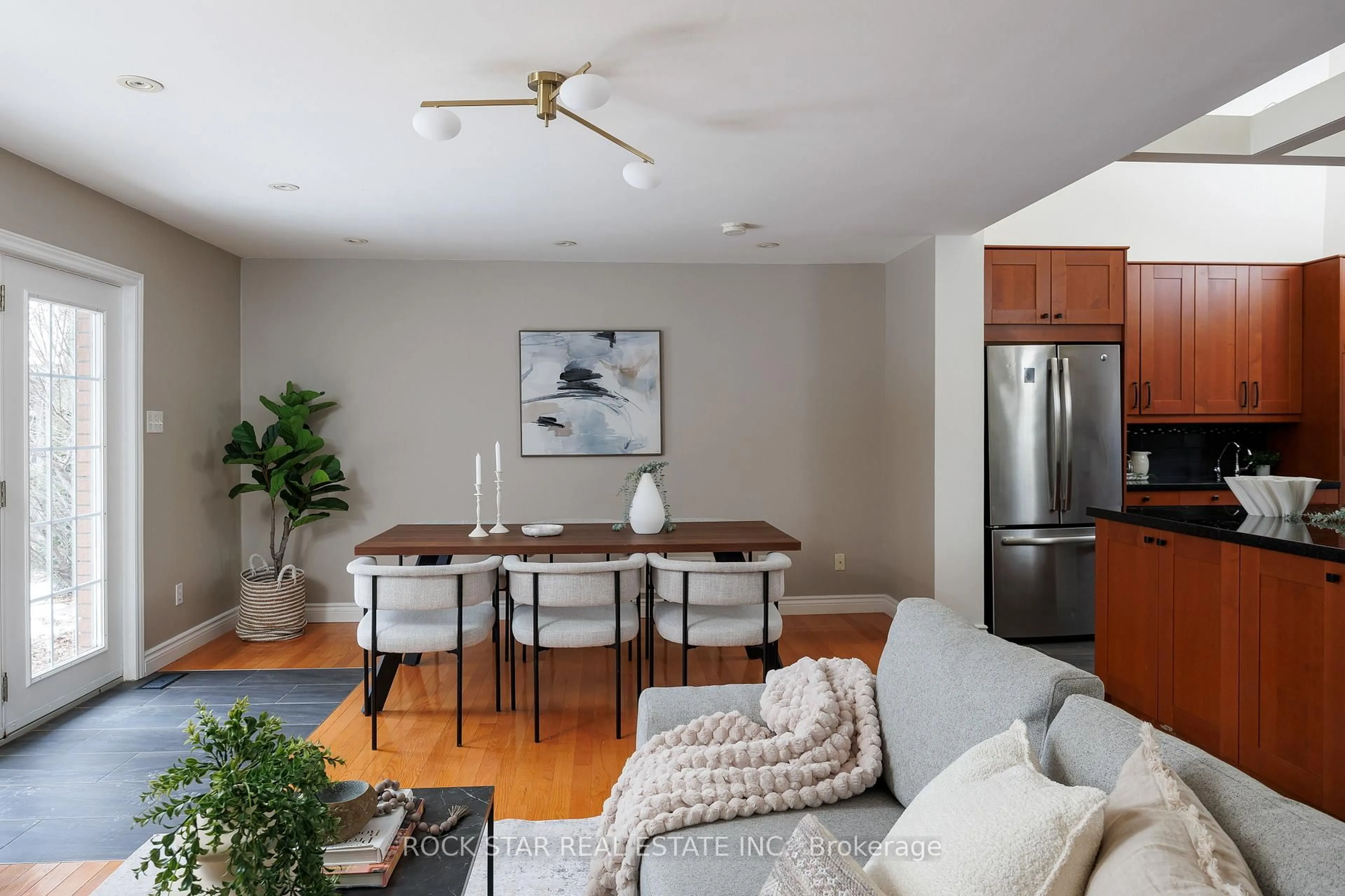 Living room with furniture, unknown for 2144 Shelley Rd, Oakville Ontario L6L 2K2