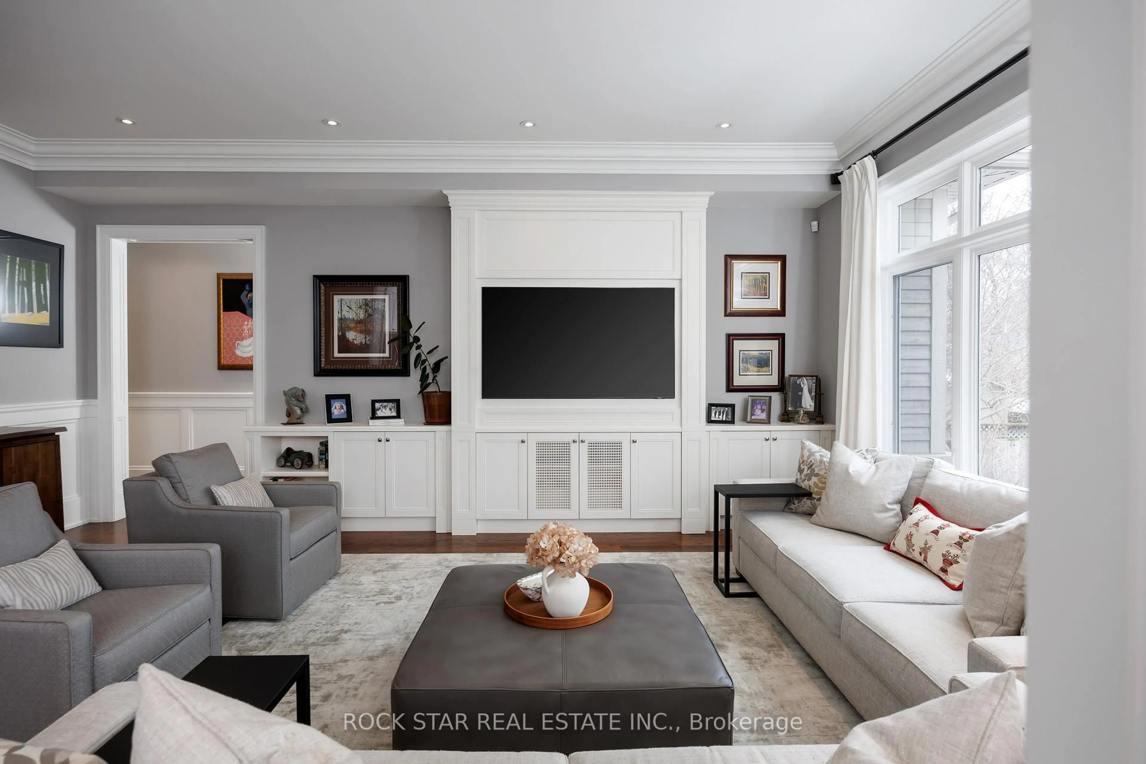 Living room with furniture, unknown for 28 HIGHLAND Rd, Oakville Ontario L6K 1S7