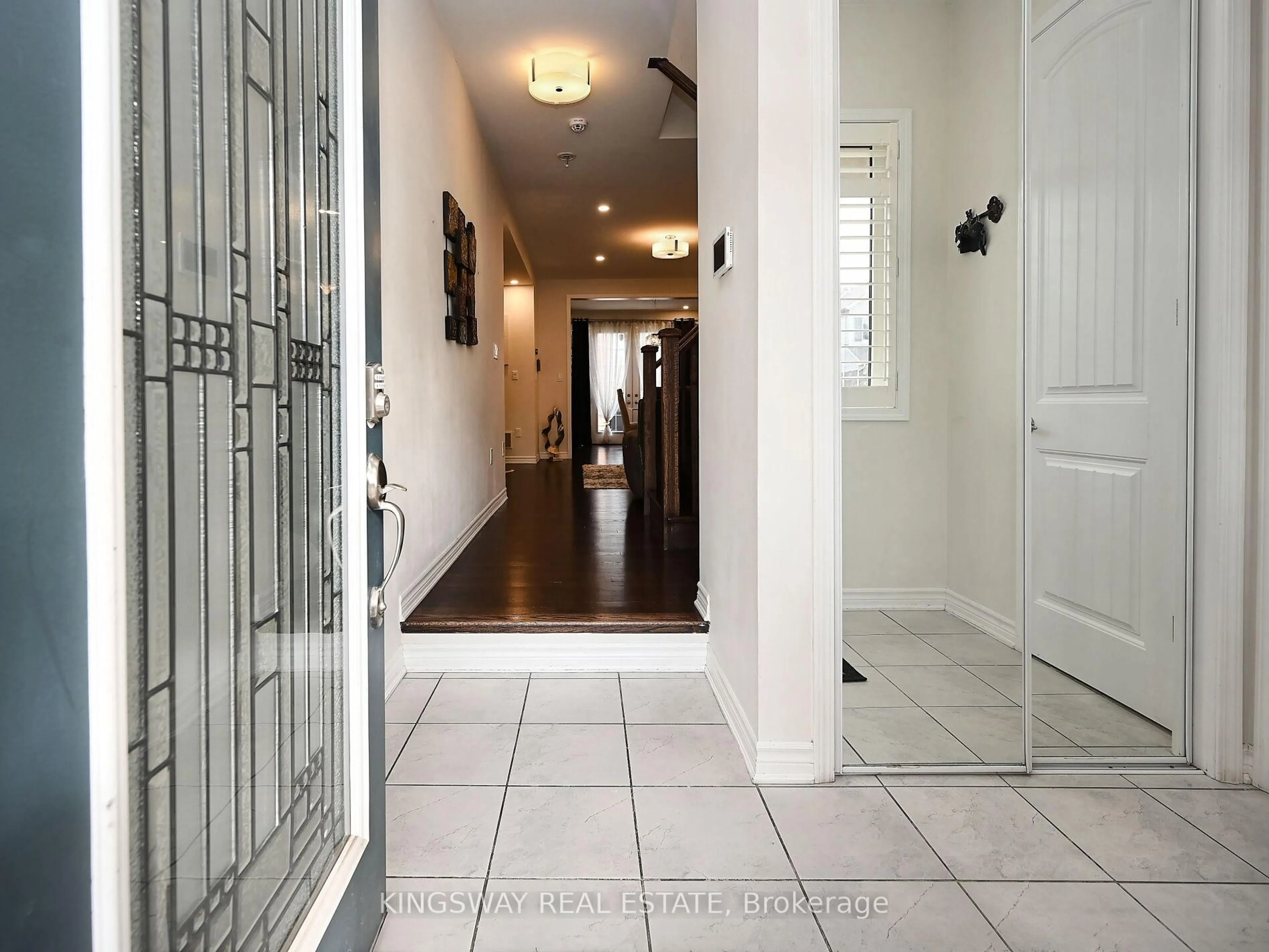 Indoor entryway for 620 LANGHOLM St, Milton Ontario L9T 8Z8