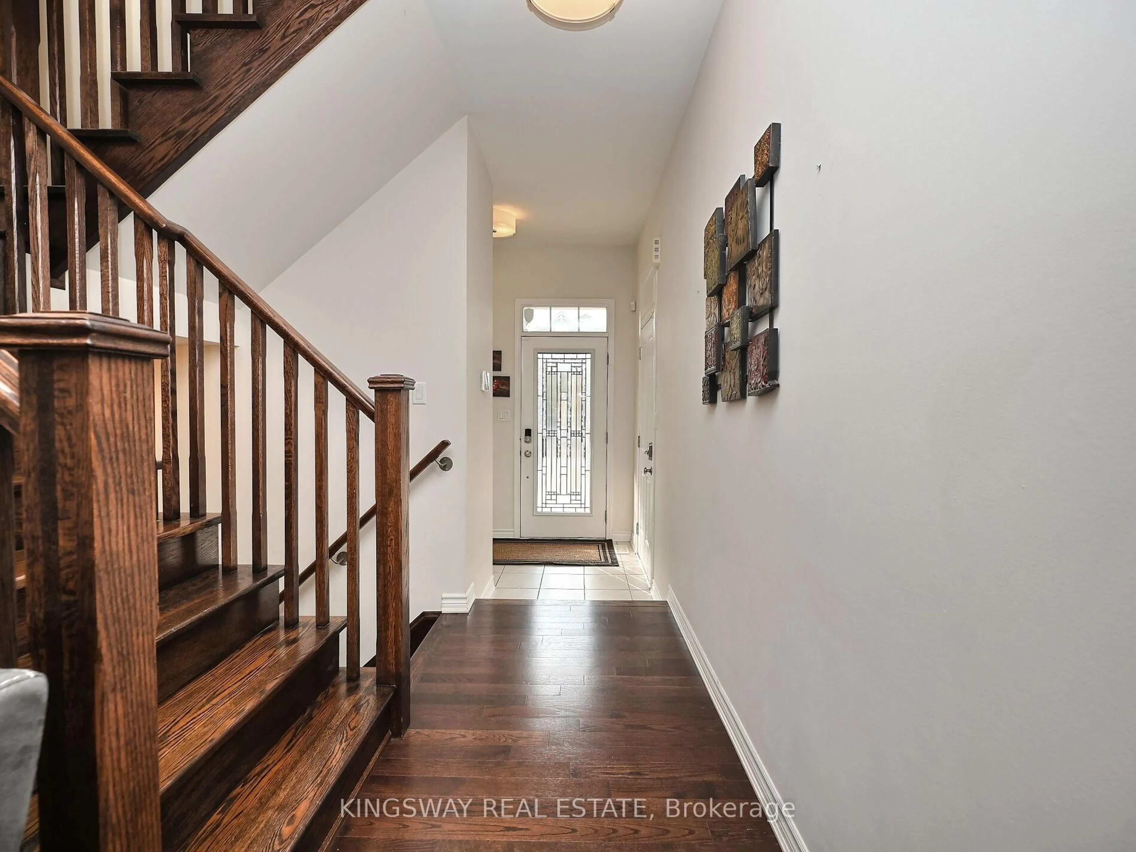 Indoor entryway for 620 LANGHOLM St, Milton Ontario L9T 8Z8