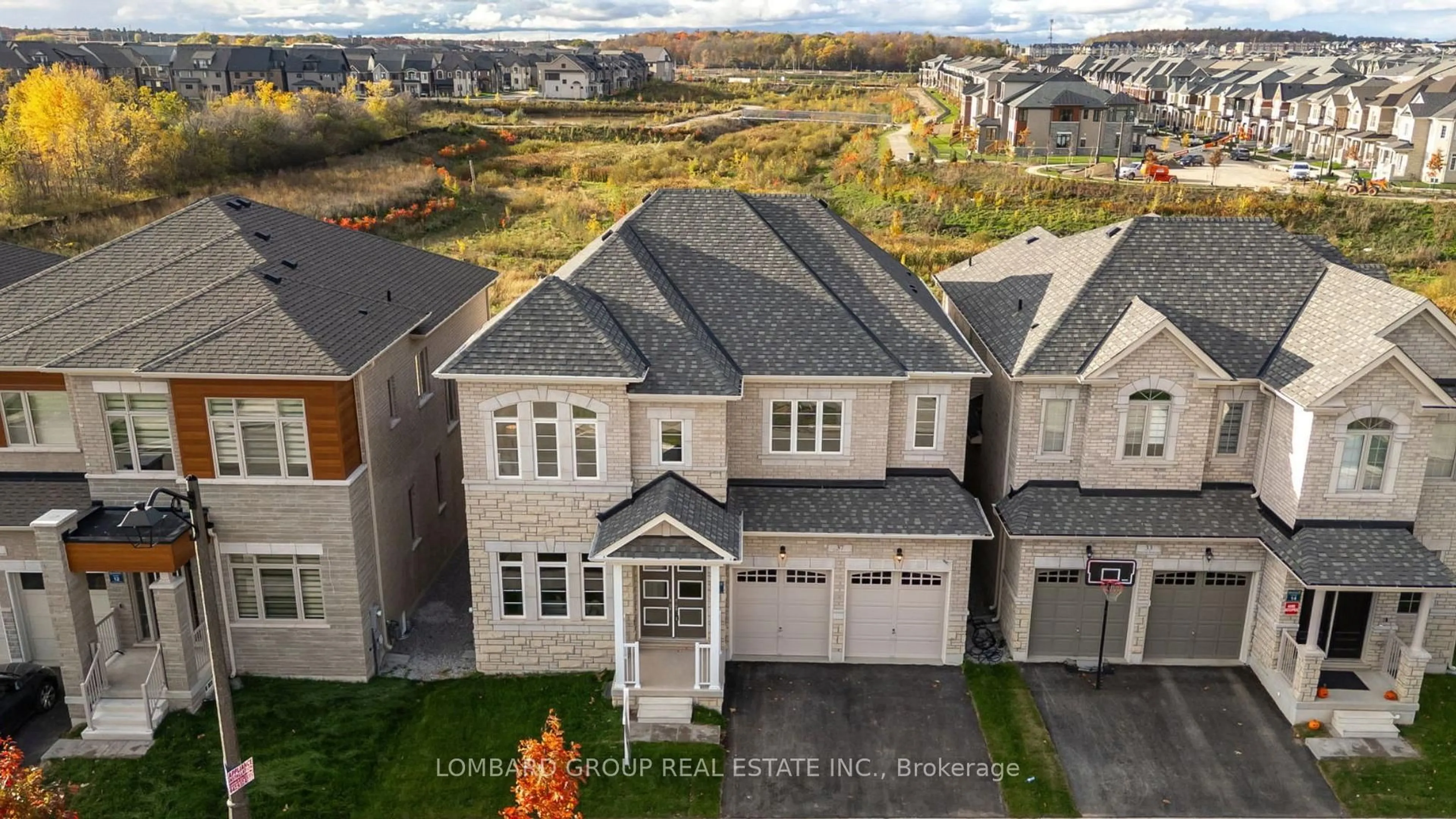 A pic from outside/outdoor area/front of a property/back of a property/a pic from drone, street for 37 North Park Blvd, Oakville Ontario L6M 0W8