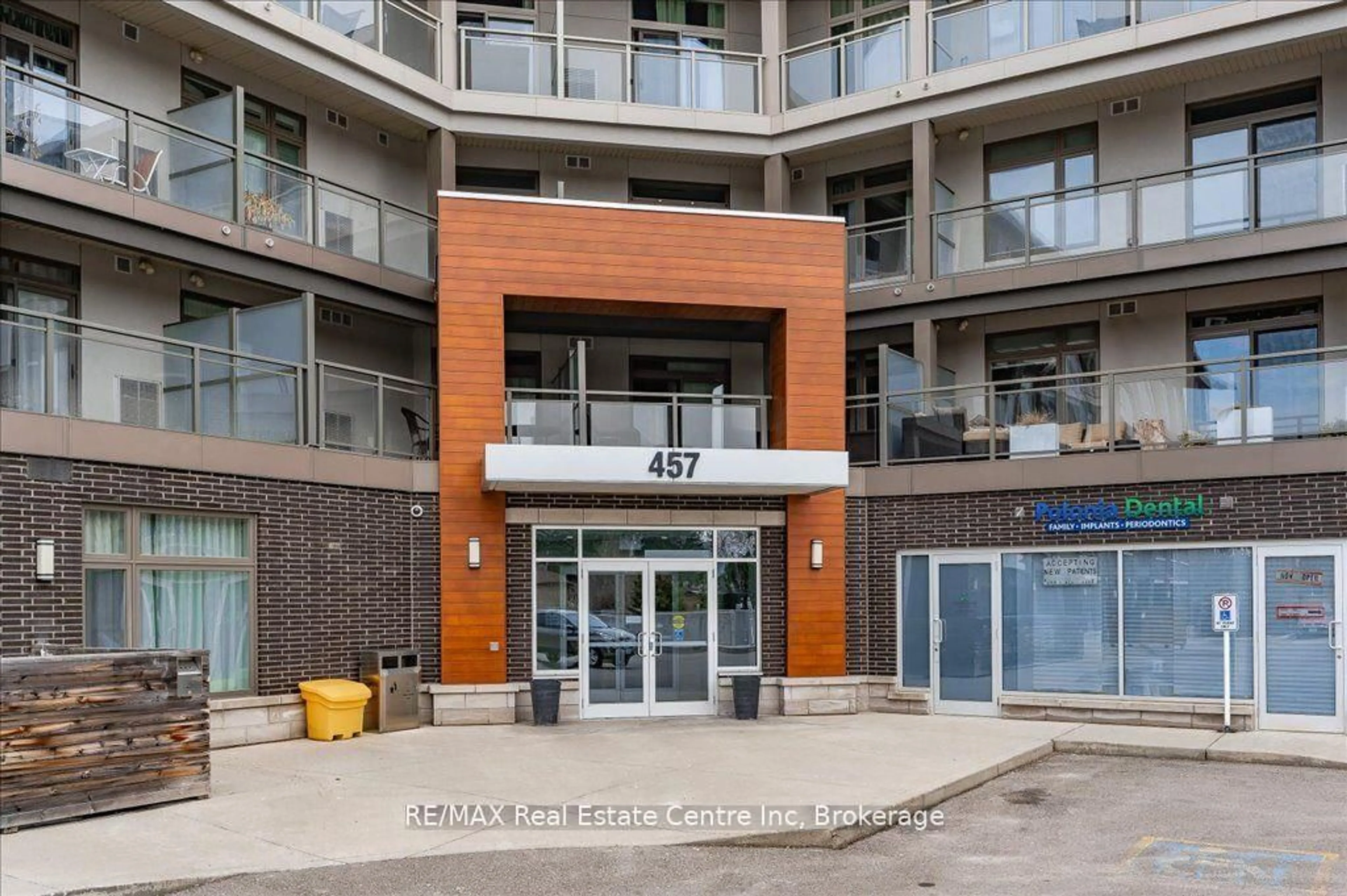 Indoor foyer for 457 Plains Rd #420, Burlington Ontario L7T 1H1