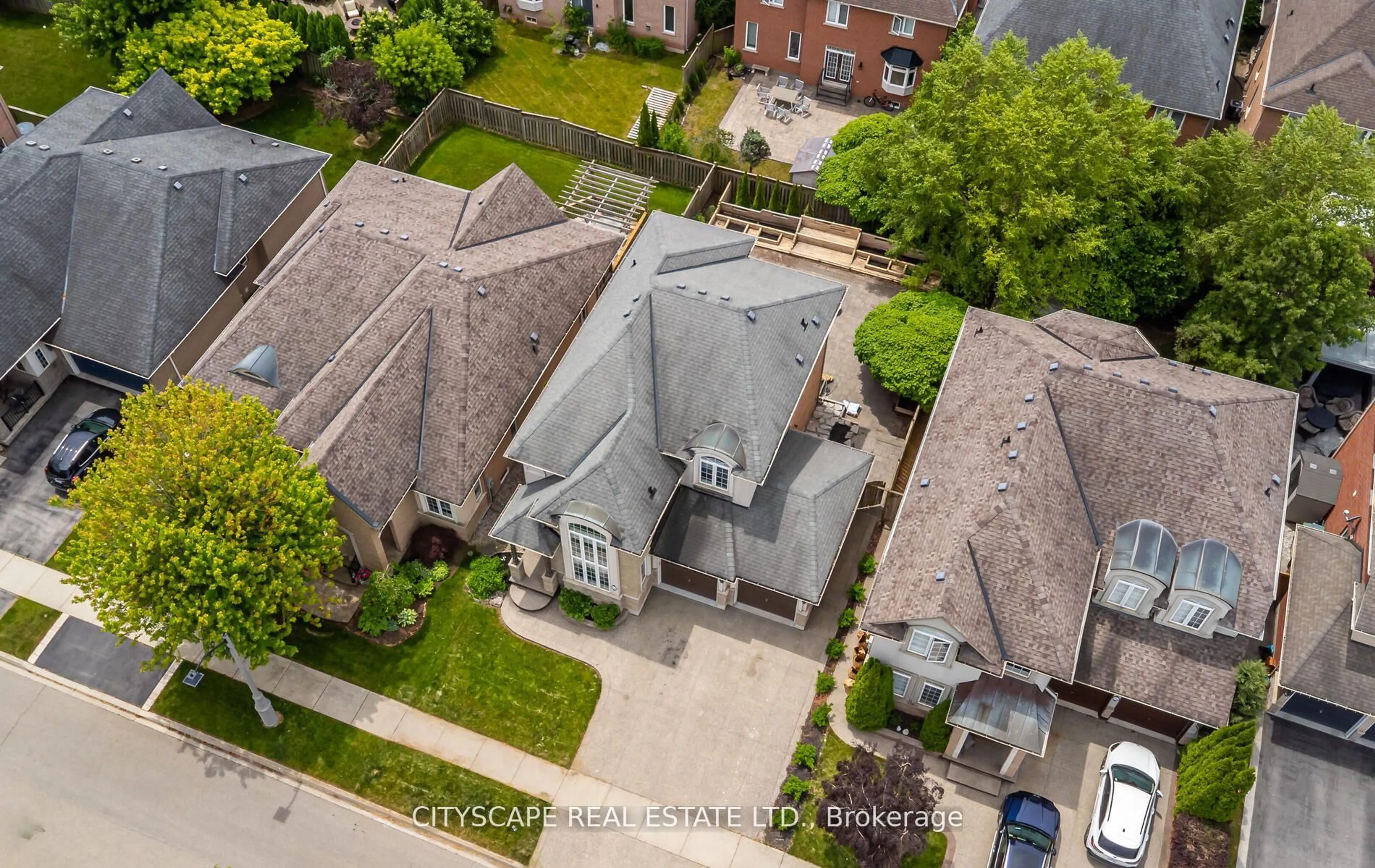 A pic from outside/outdoor area/front of a property/back of a property/a pic from drone, street for 194 Tawny Cres, Oakville Ontario L6L 6T4