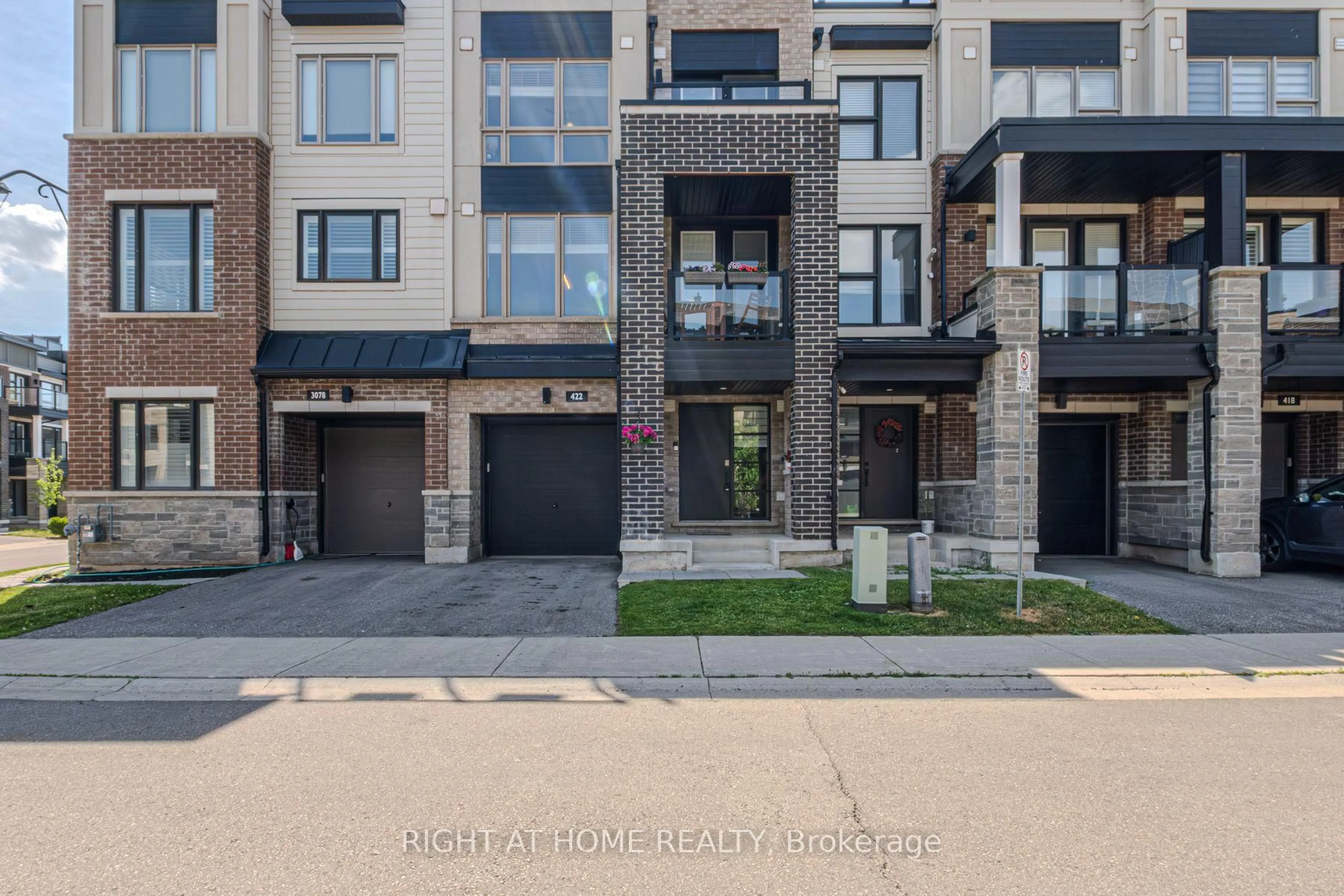 A pic from outside/outdoor area/front of a property/back of a property/a pic from drone, street for 422 Athabasca Common, Oakville Ontario L6H 0R5