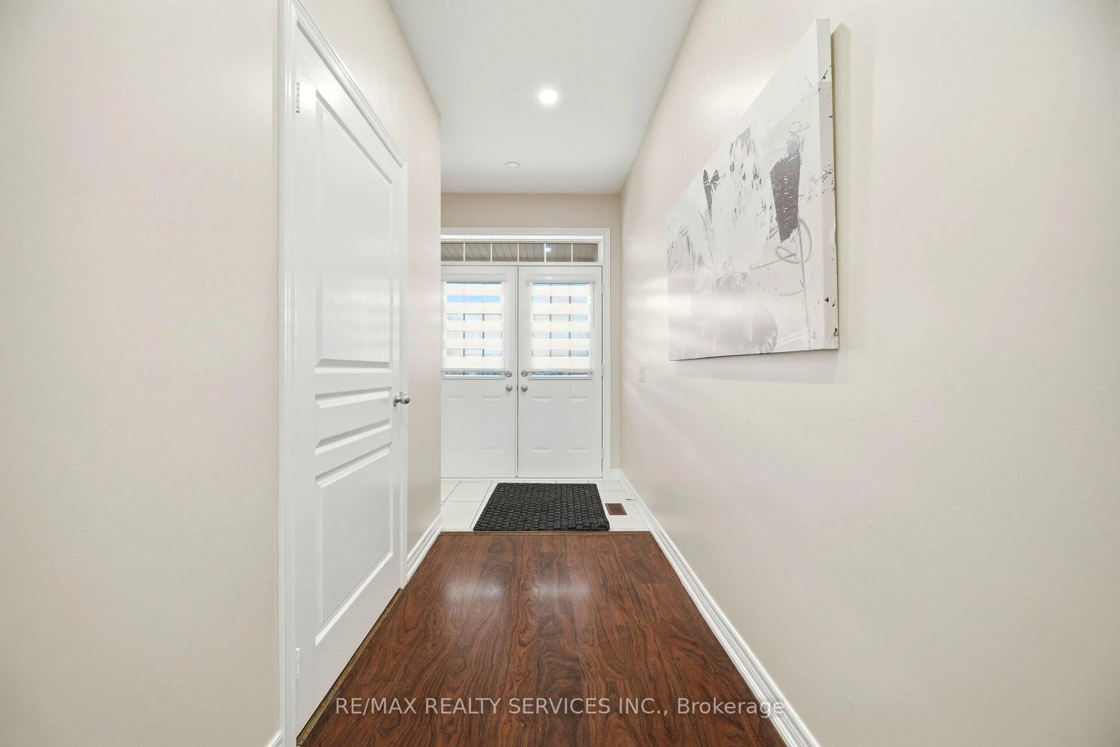 Indoor entryway for 26 Deer Ridge Tr, Caledon Ontario L7C 3Z6