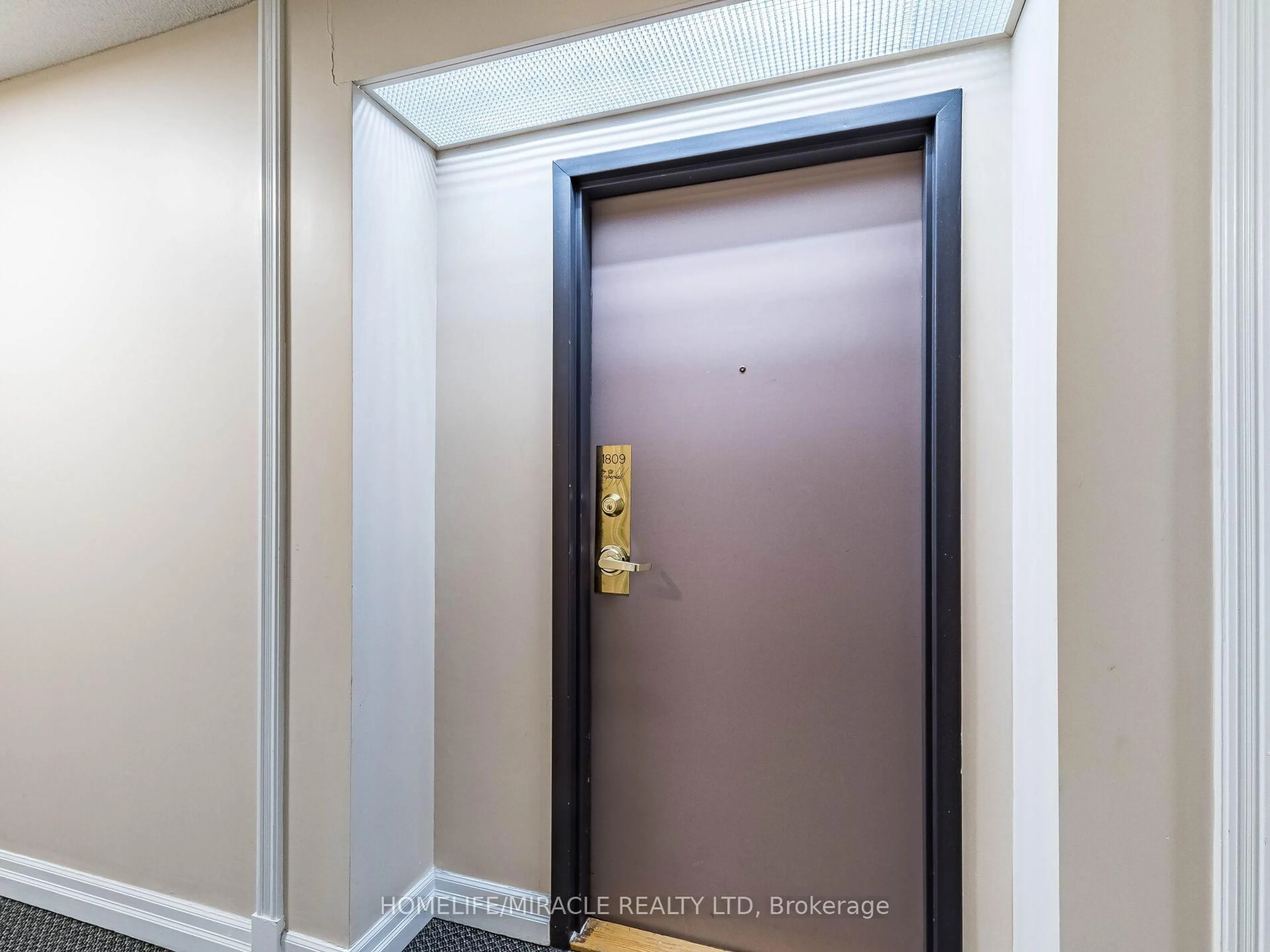 Indoor foyer for 30 Malta Ave #1809, Brampton Ontario L6Y 4S5