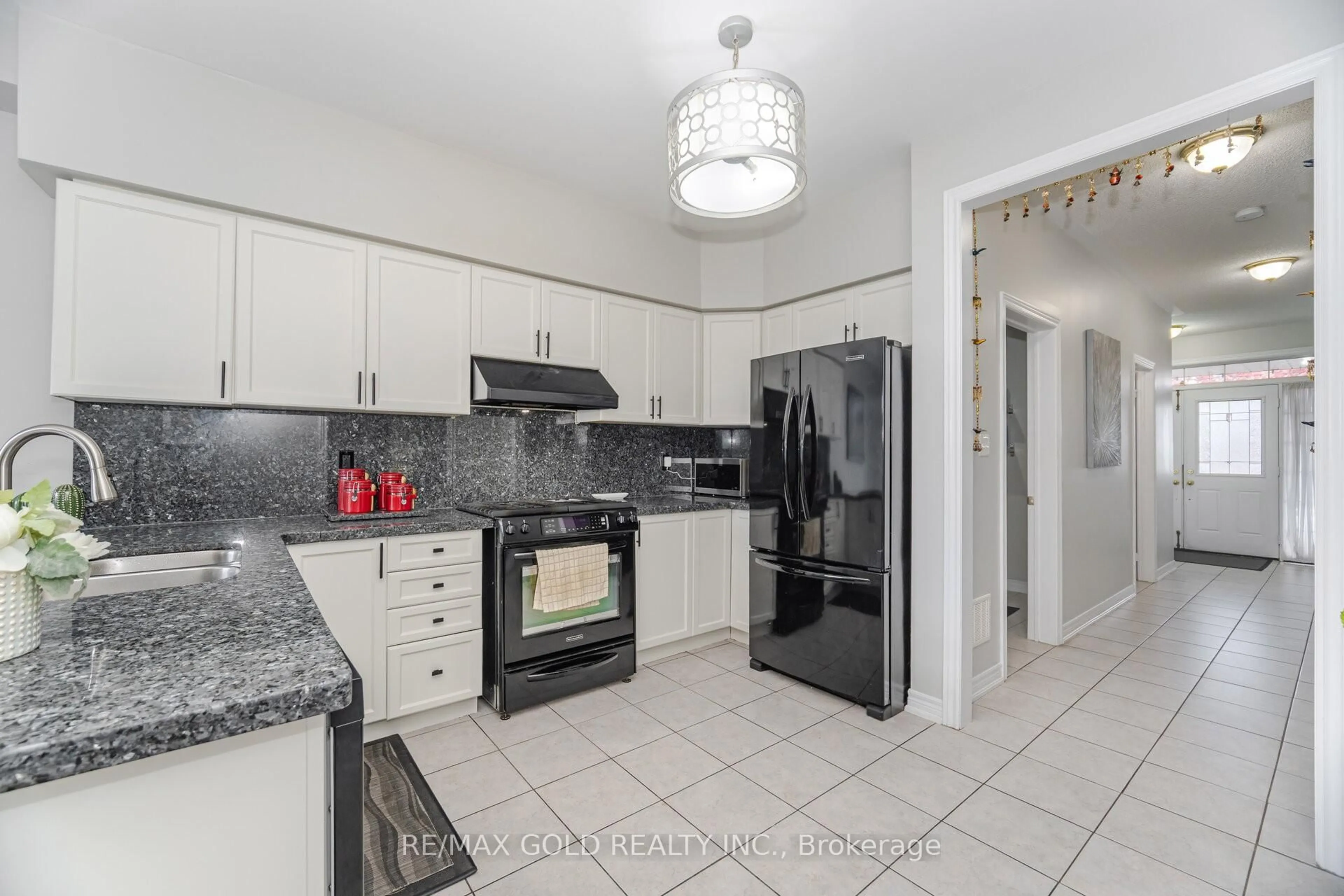 Open concept kitchen, ceramic/tile floor for 262 Thorndale Rd, Brampton Ontario L6P 3H2