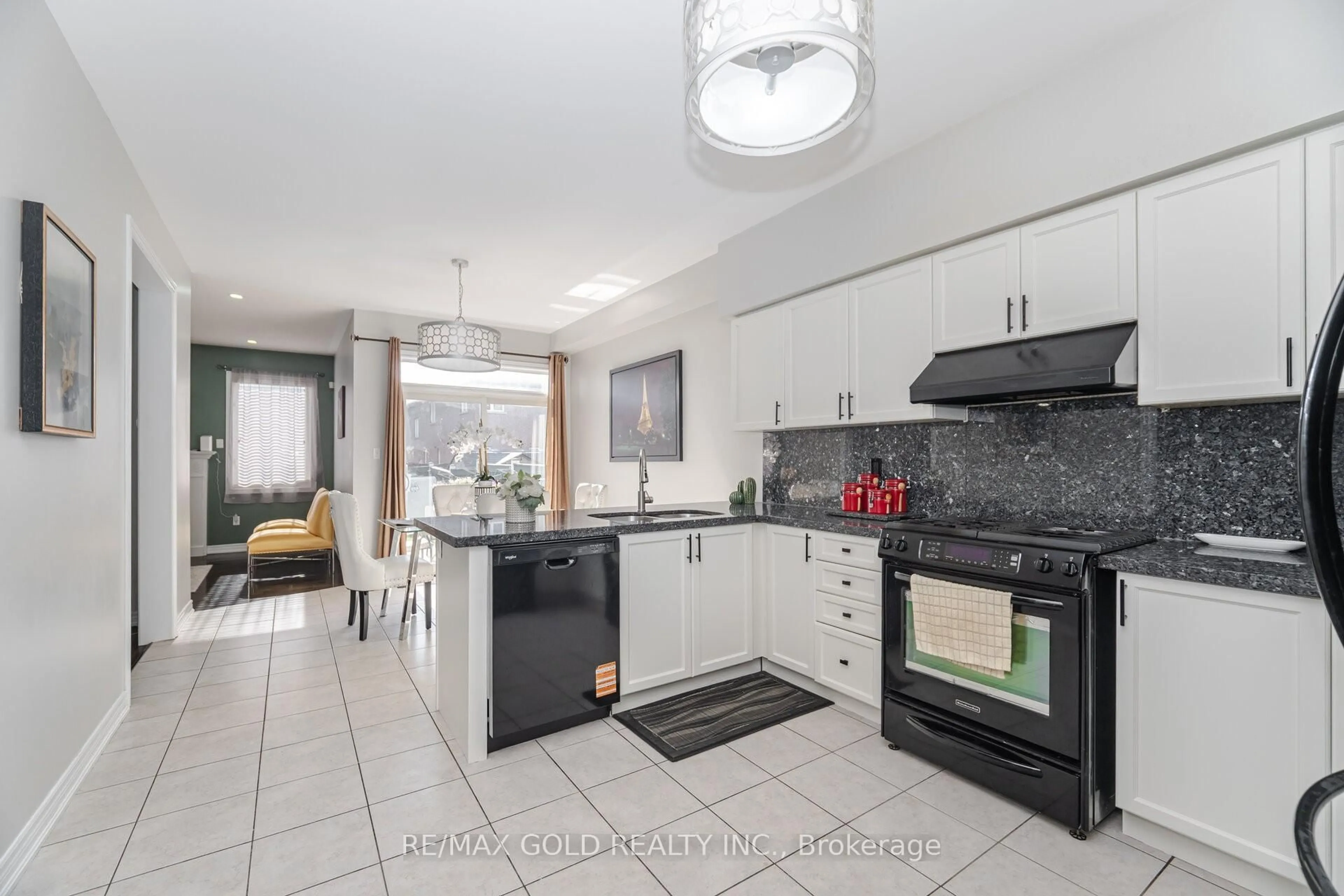 Open concept kitchen, ceramic/tile floor for 262 Thorndale Rd, Brampton Ontario L6P 3H2