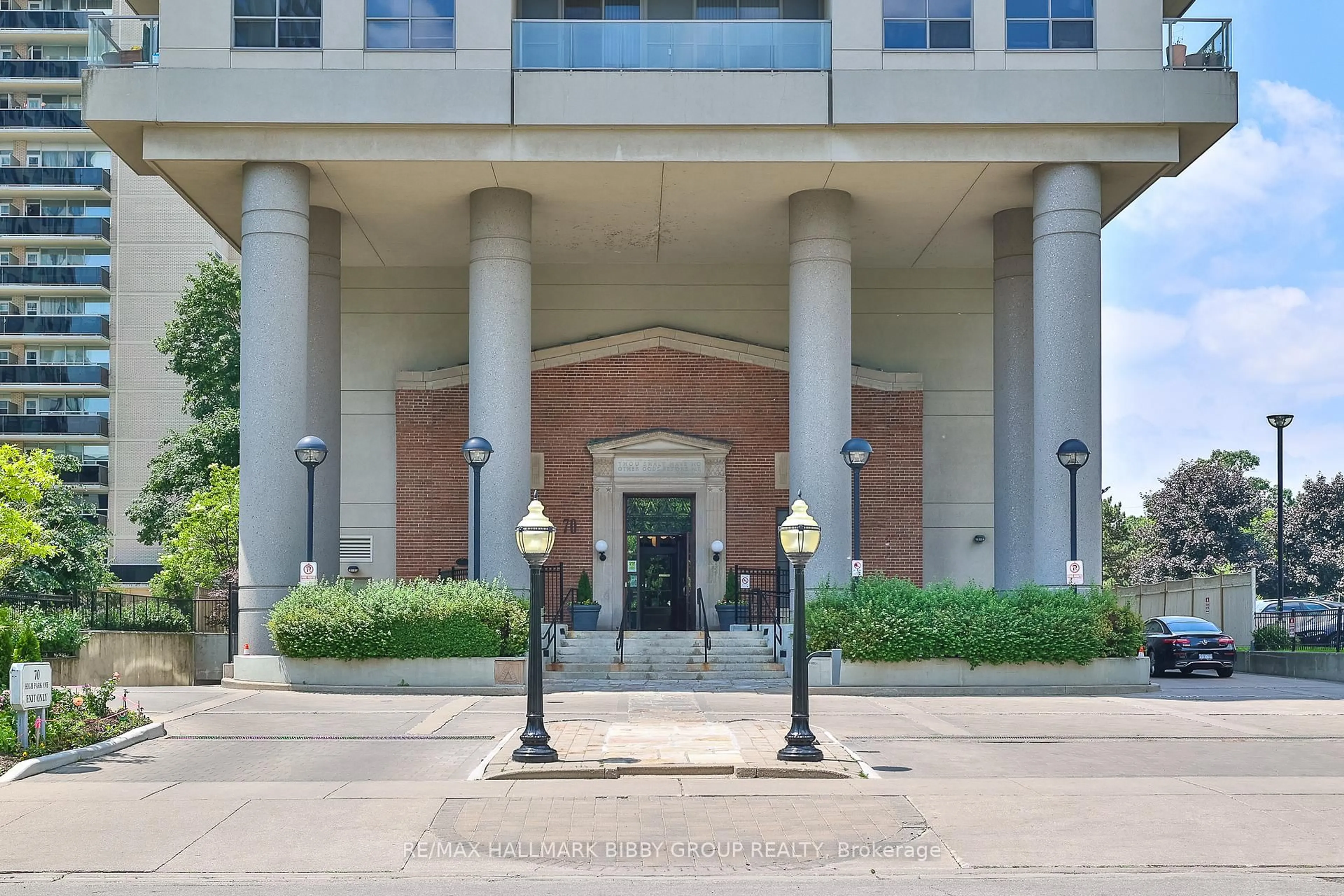 Indoor foyer for 70 High Park Ave #1304, Toronto Ontario M6P 1A1