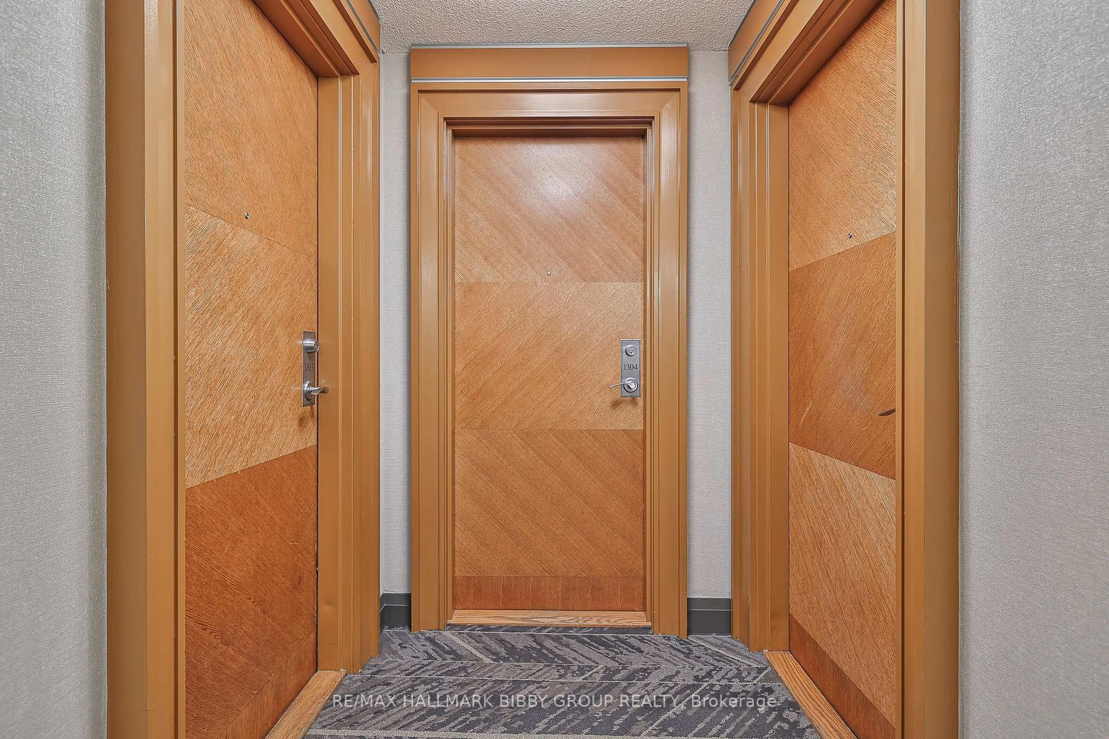 Indoor foyer for 70 High Park Ave #1304, Toronto Ontario M6P 1A1