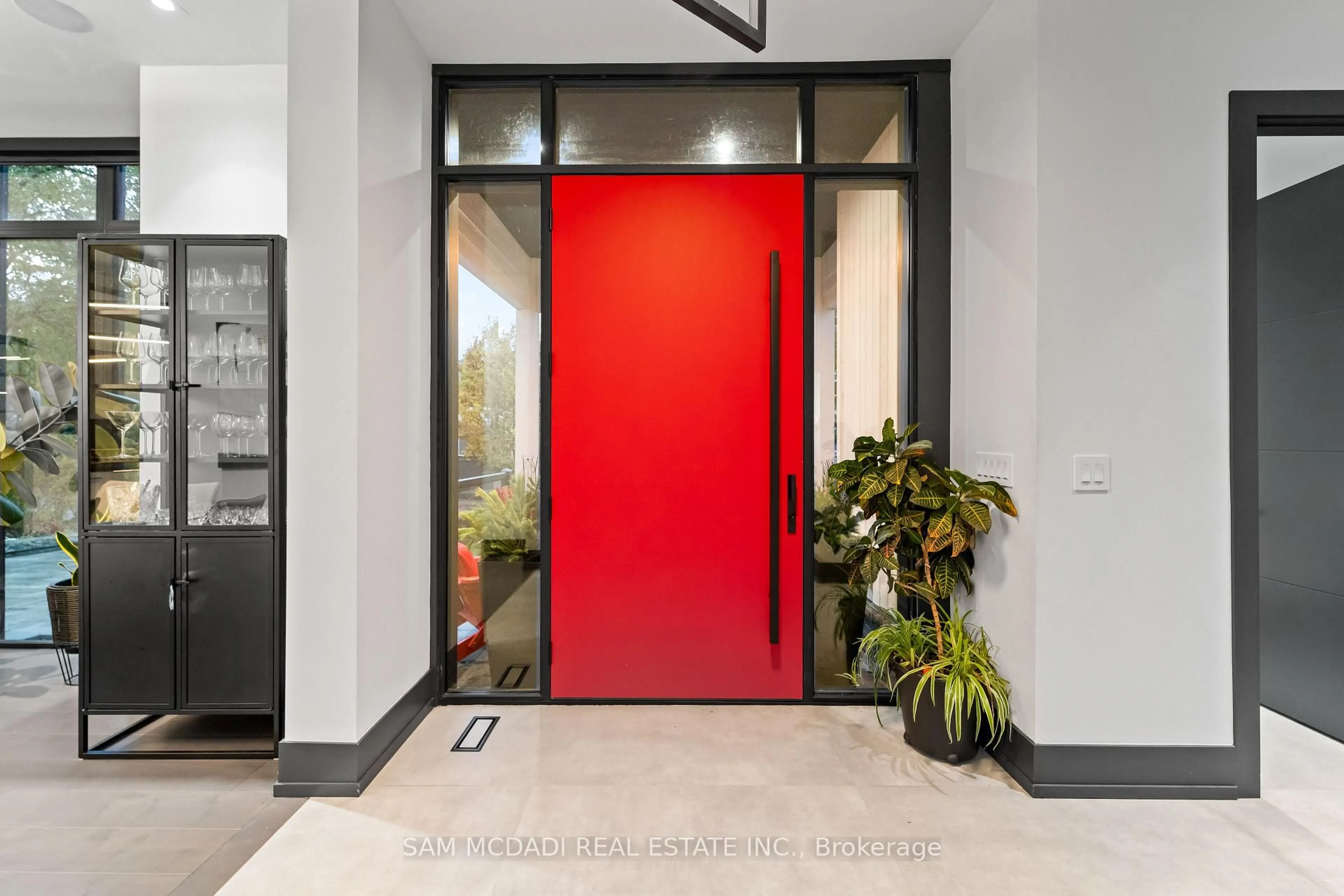 Indoor foyer for 417 Union St, Oakville Ontario L6J 1E7