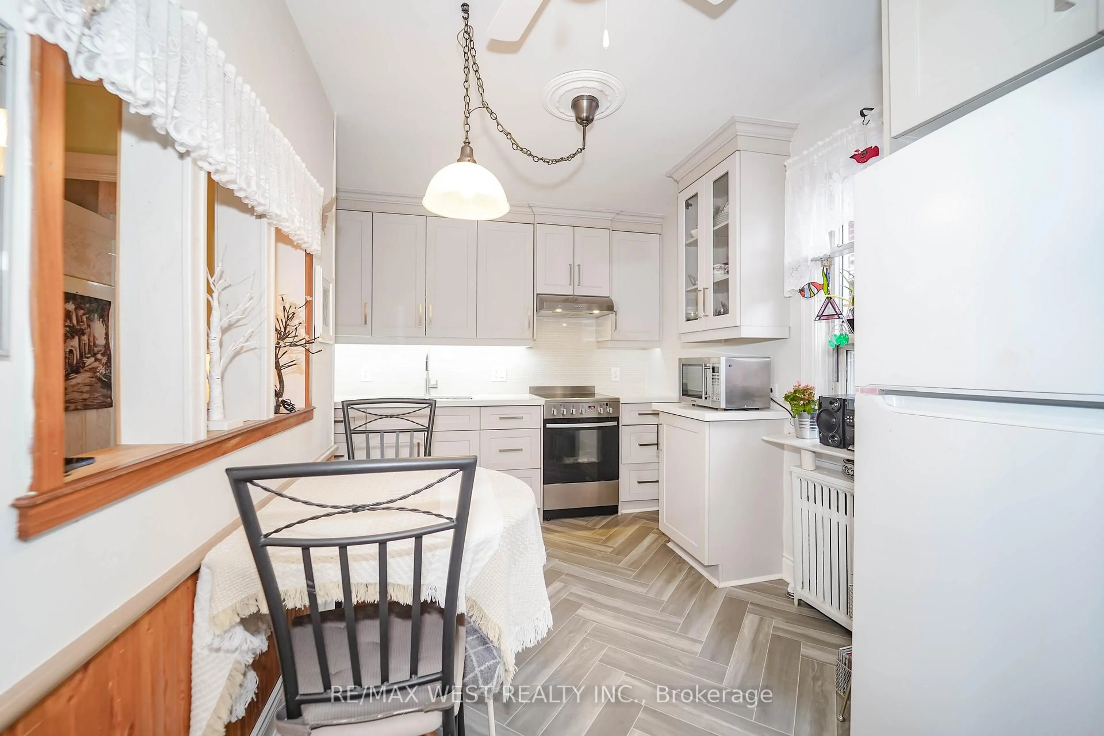 Unknown for 8 Struthers St, Toronto Ontario M8V 1Y1