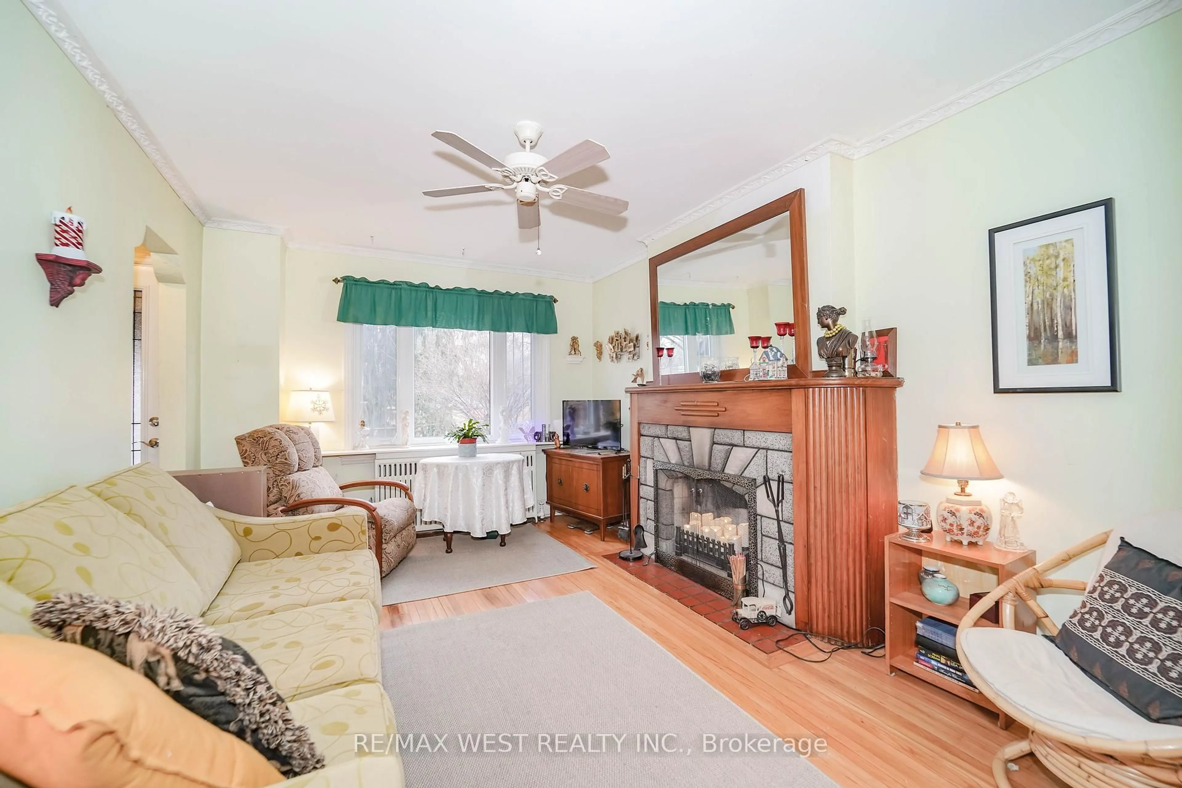 Living room with furniture, wood/laminate floor for 8 Struthers St, Toronto Ontario M8V 1Y1
