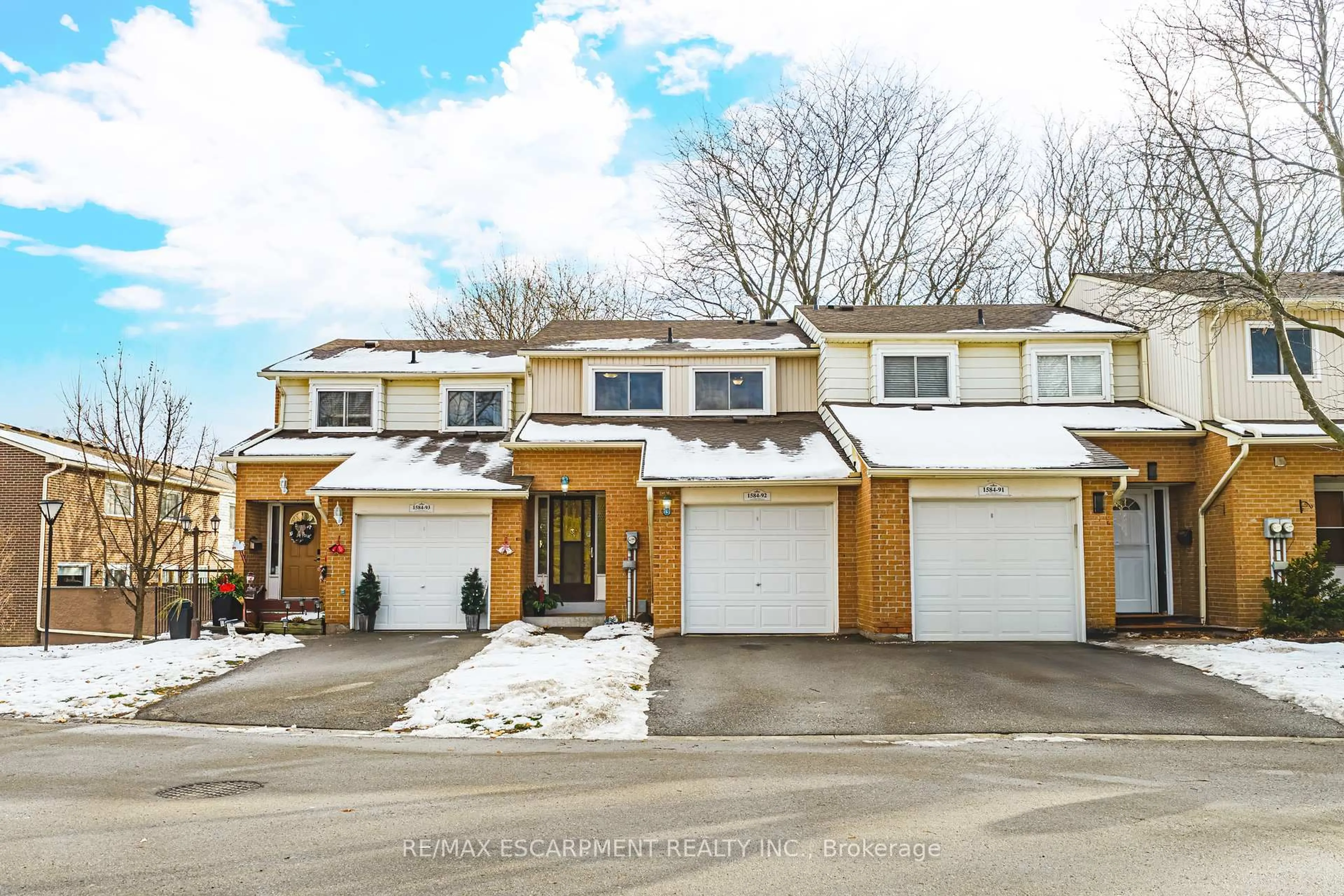 A pic from outside/outdoor area/front of a property/back of a property/a pic from drone, street for 1584 Newlands Cres #92, Burlington Ontario L7M 1V6