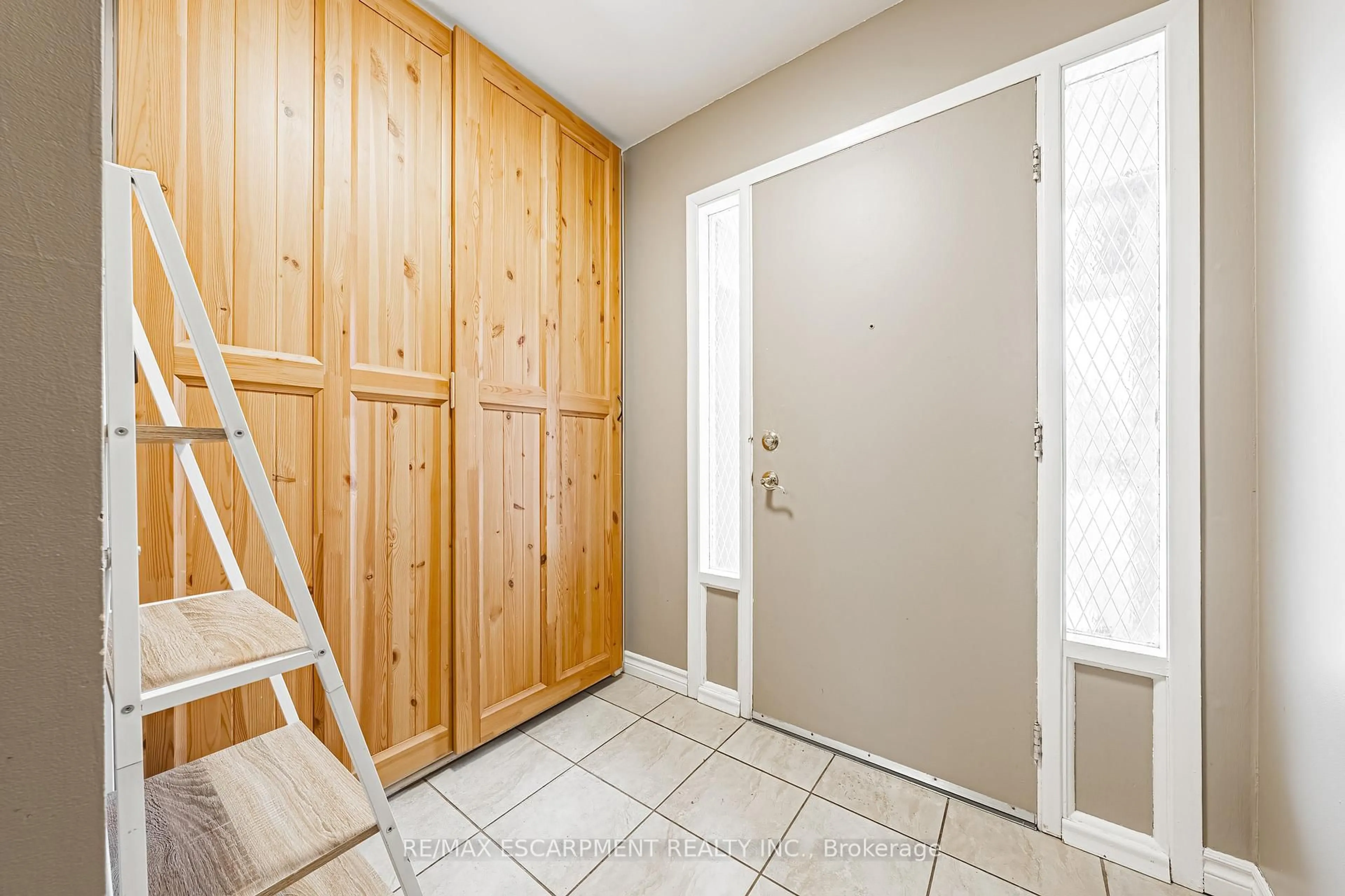 Indoor entryway for 1584 Newlands Cres #92, Burlington Ontario L7M 1V6