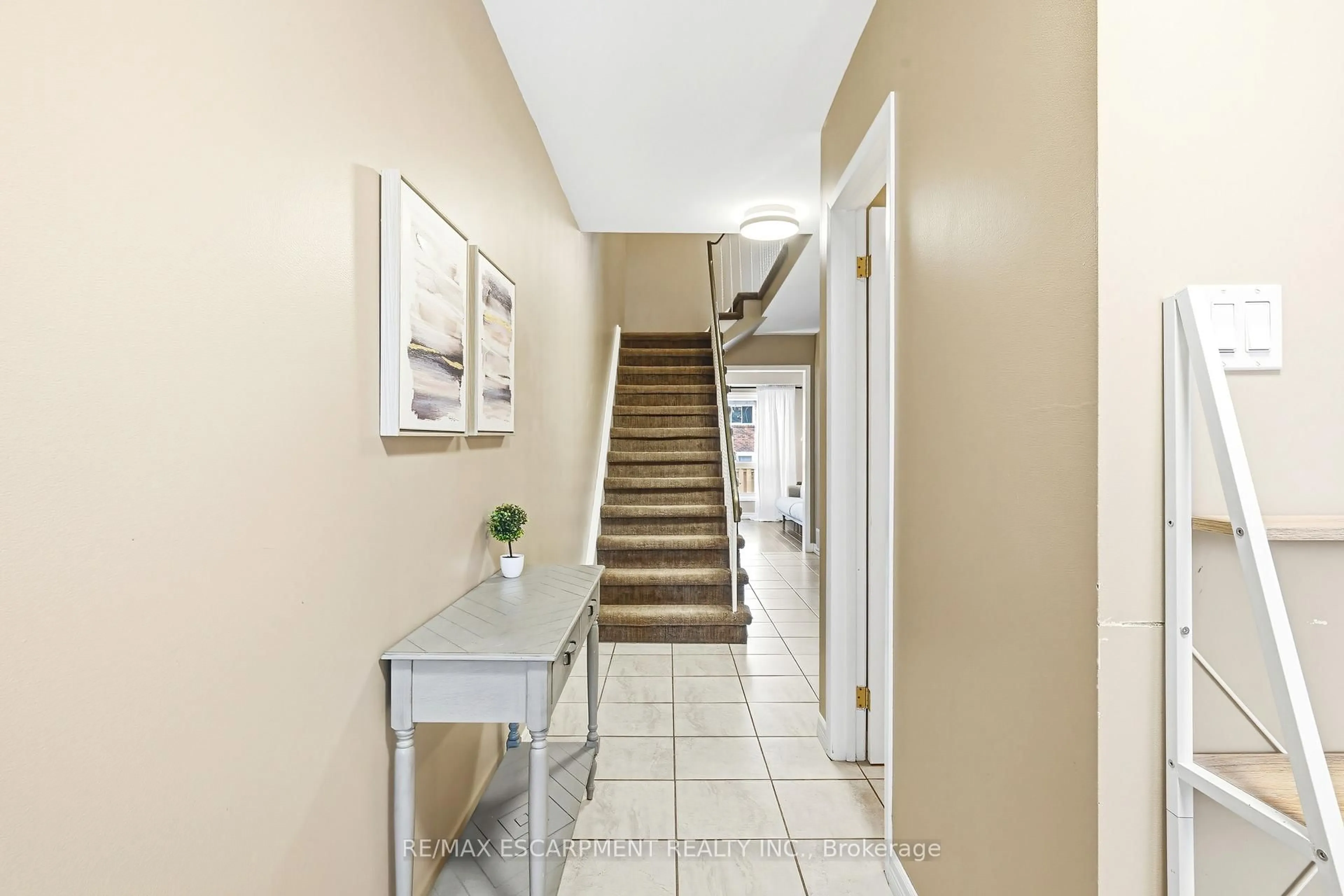 Indoor entryway for 1584 Newlands Cres #92, Burlington Ontario L7M 1V6