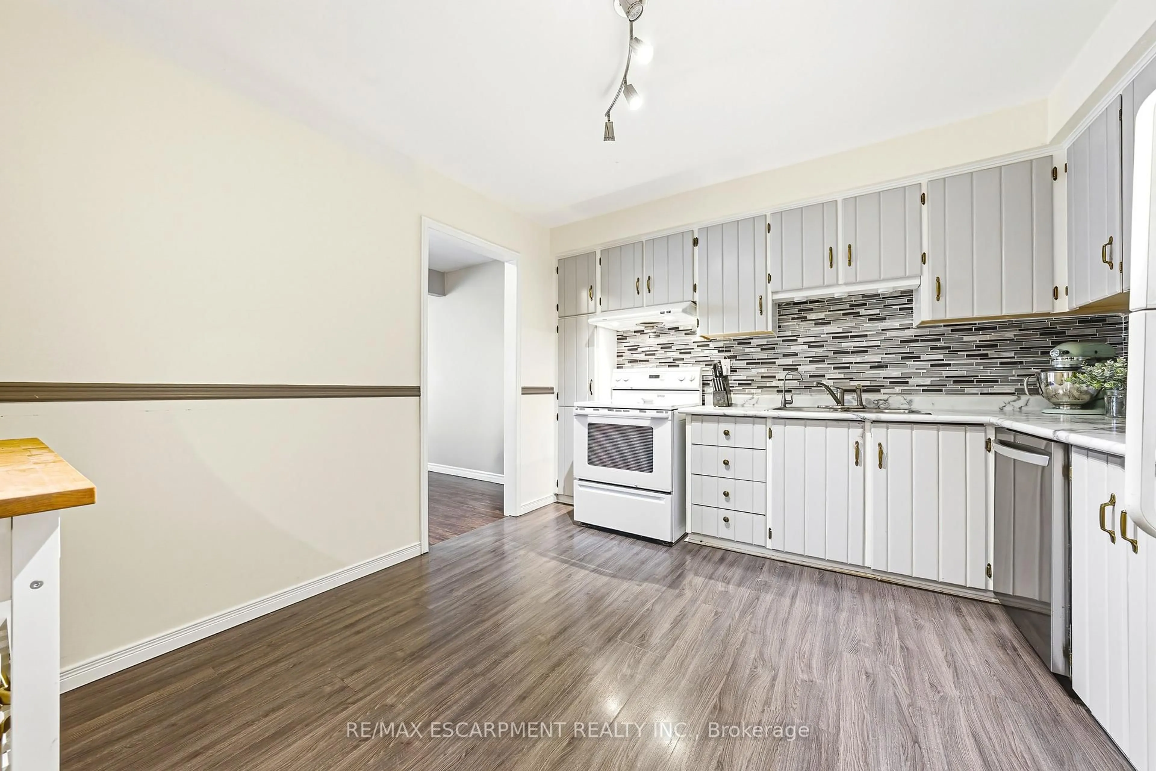 Standard kitchen, unknown for 1584 Newlands Cres #92, Burlington Ontario L7M 1V6