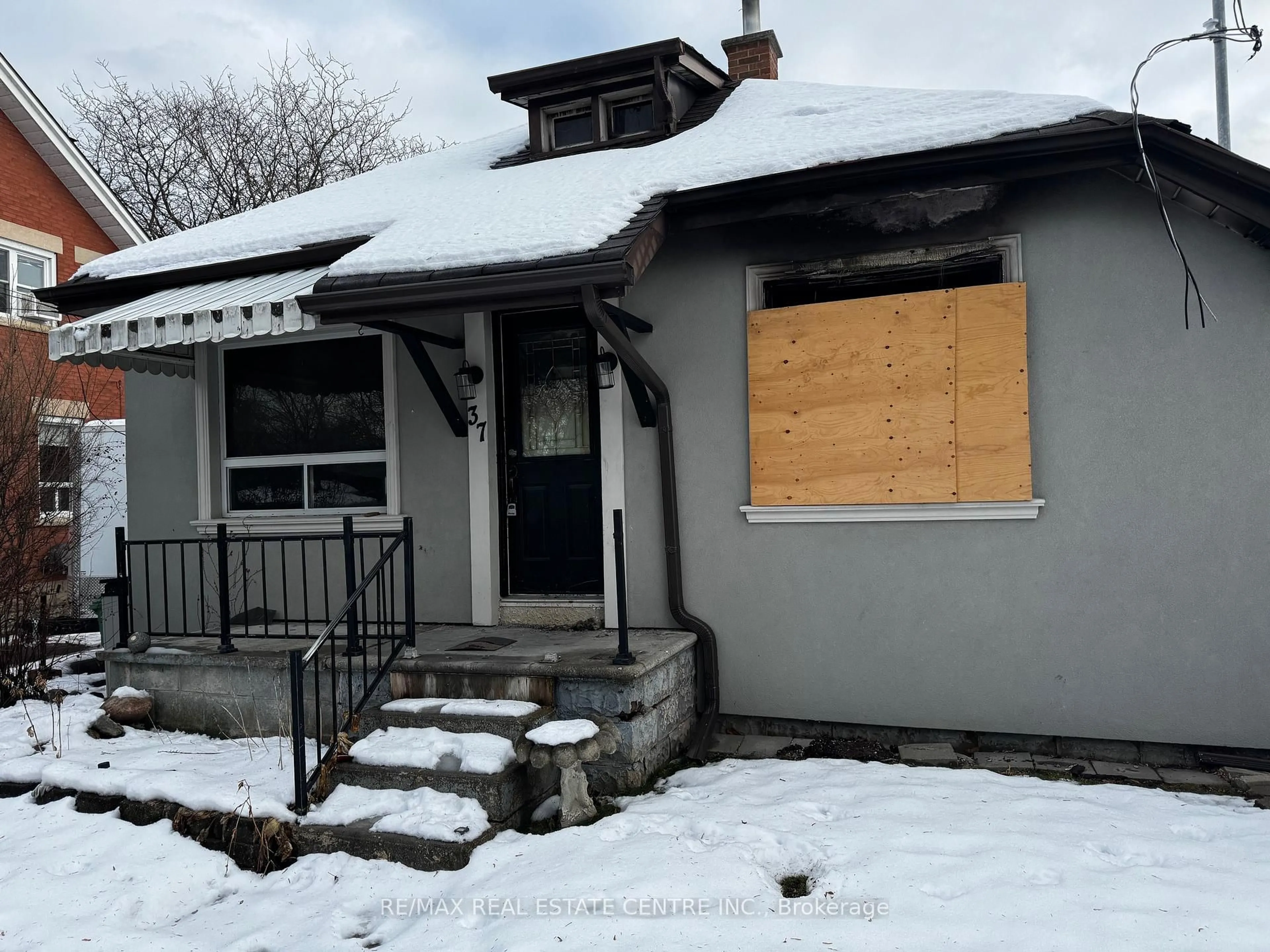 Unknown for 37 Rosedale Ave, Brampton Ontario L6X 1K3