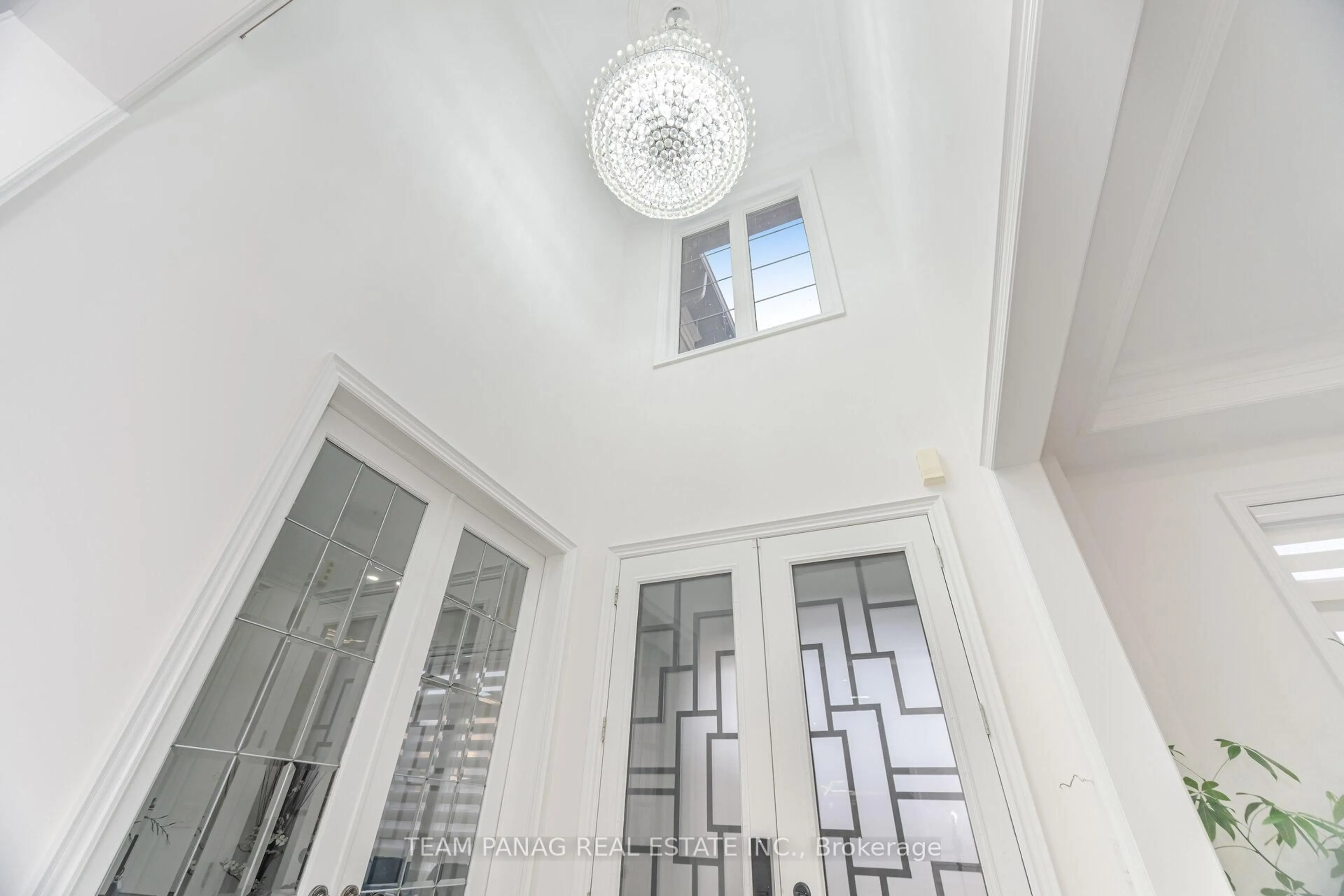 Indoor foyer for 26 Snaresbrook Cres, Brampton Ontario L6P 4G7