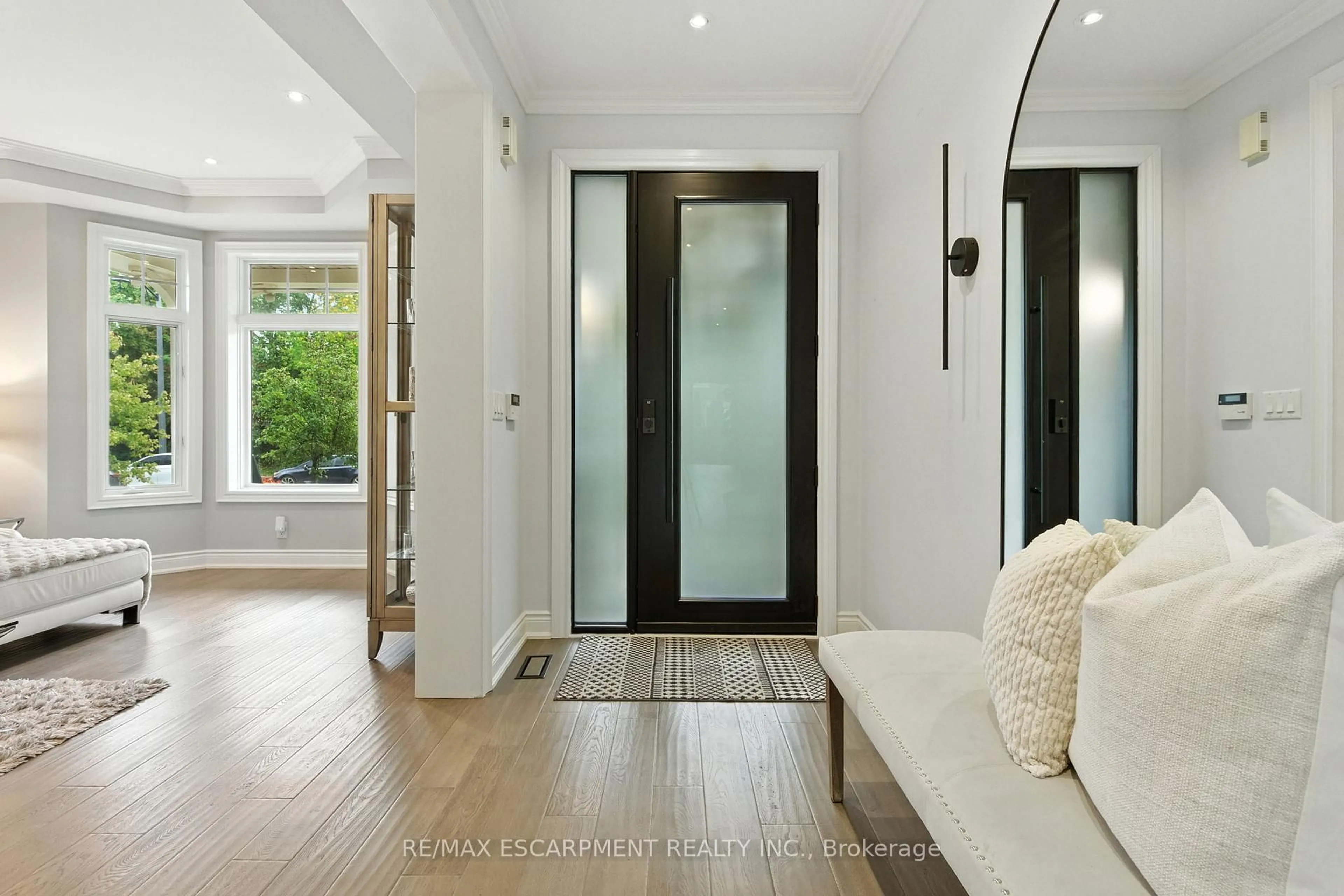 Indoor entryway for 691 Merlot Crt, Mississauga Ontario L5H 4M4