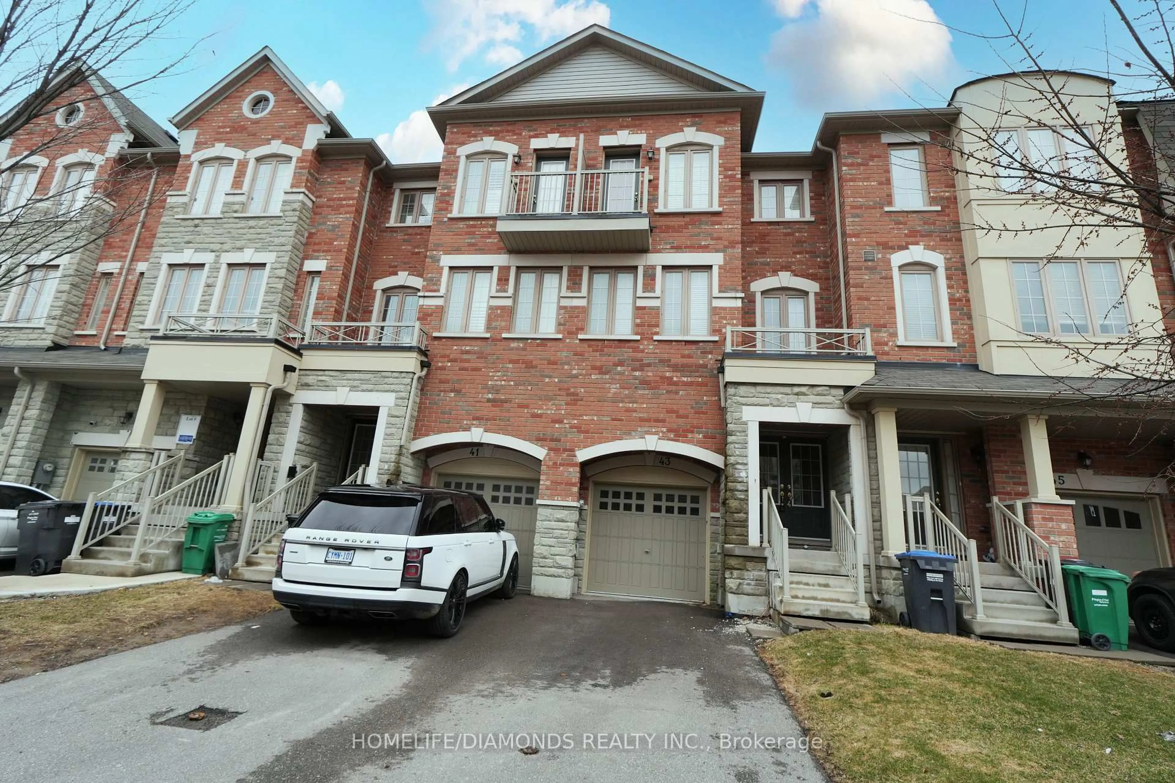 A pic from outside/outdoor area/front of a property/back of a property/a pic from drone, street for 43 Sprucewood Rd, Brampton Ontario L6Z 0B4
