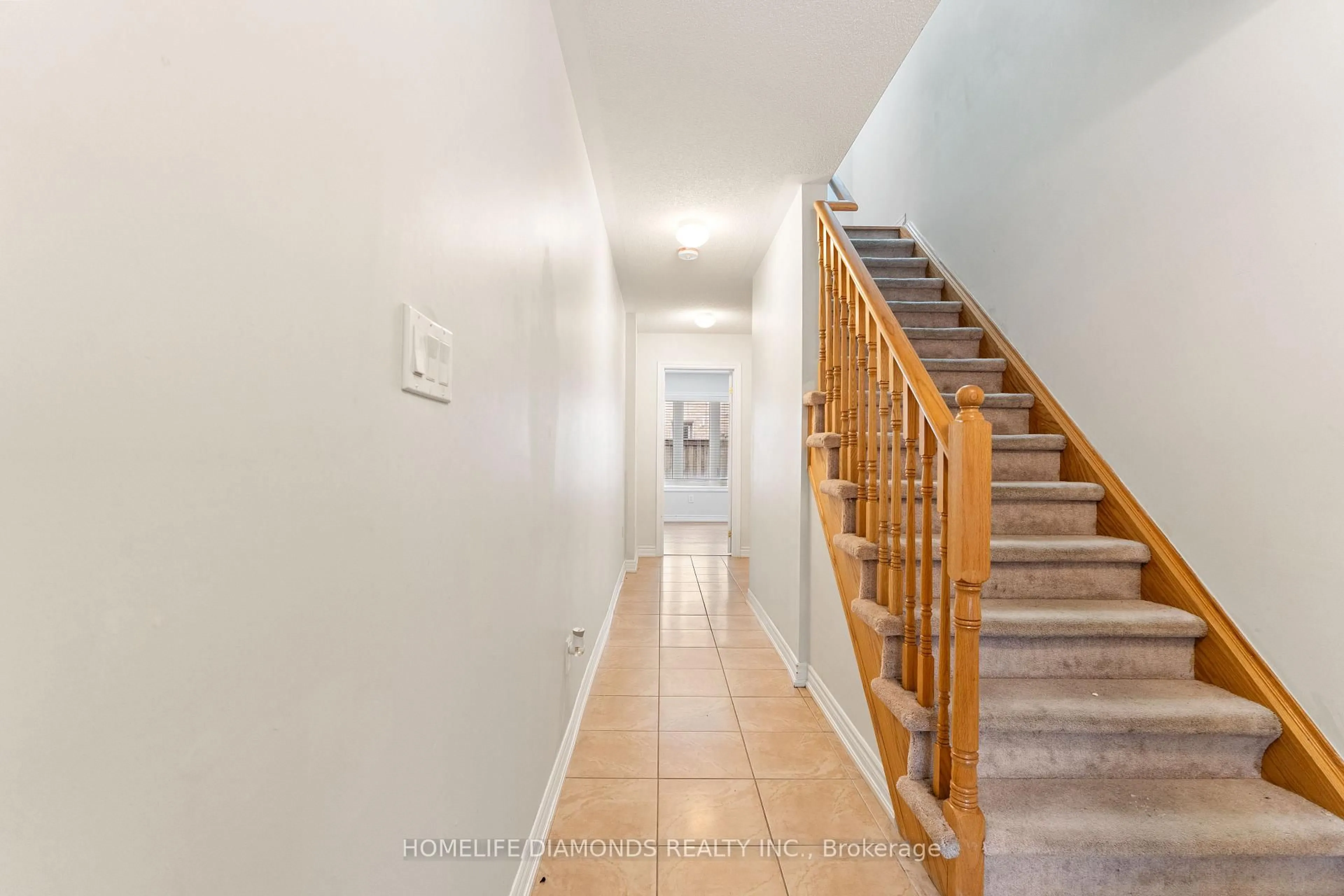 Indoor foyer for 43 Sprucewood Rd, Brampton Ontario L6Z 0B4