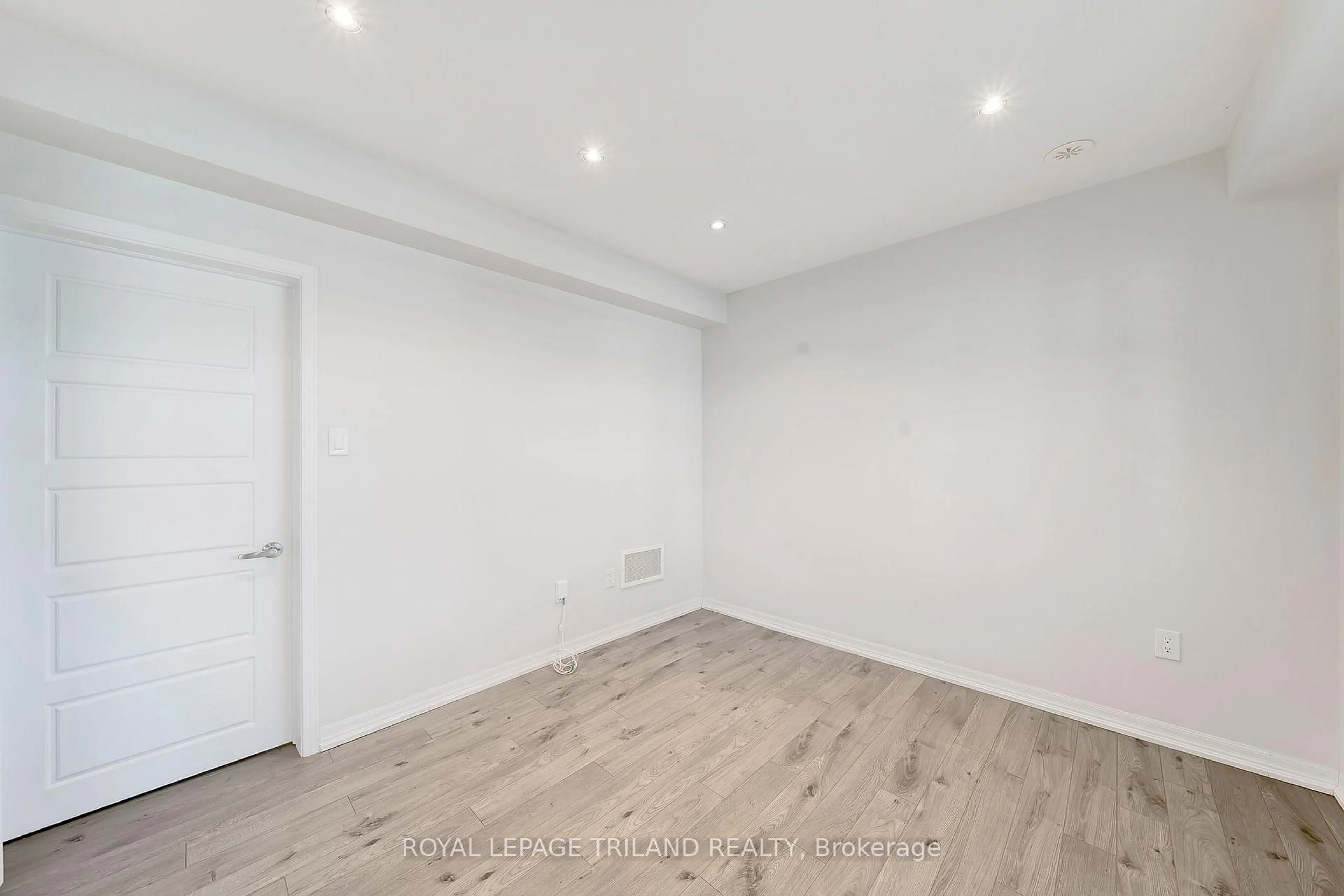 A pic of a room for 244 Ellen Davidson Dr, Oakville Ontario L6M 0V2