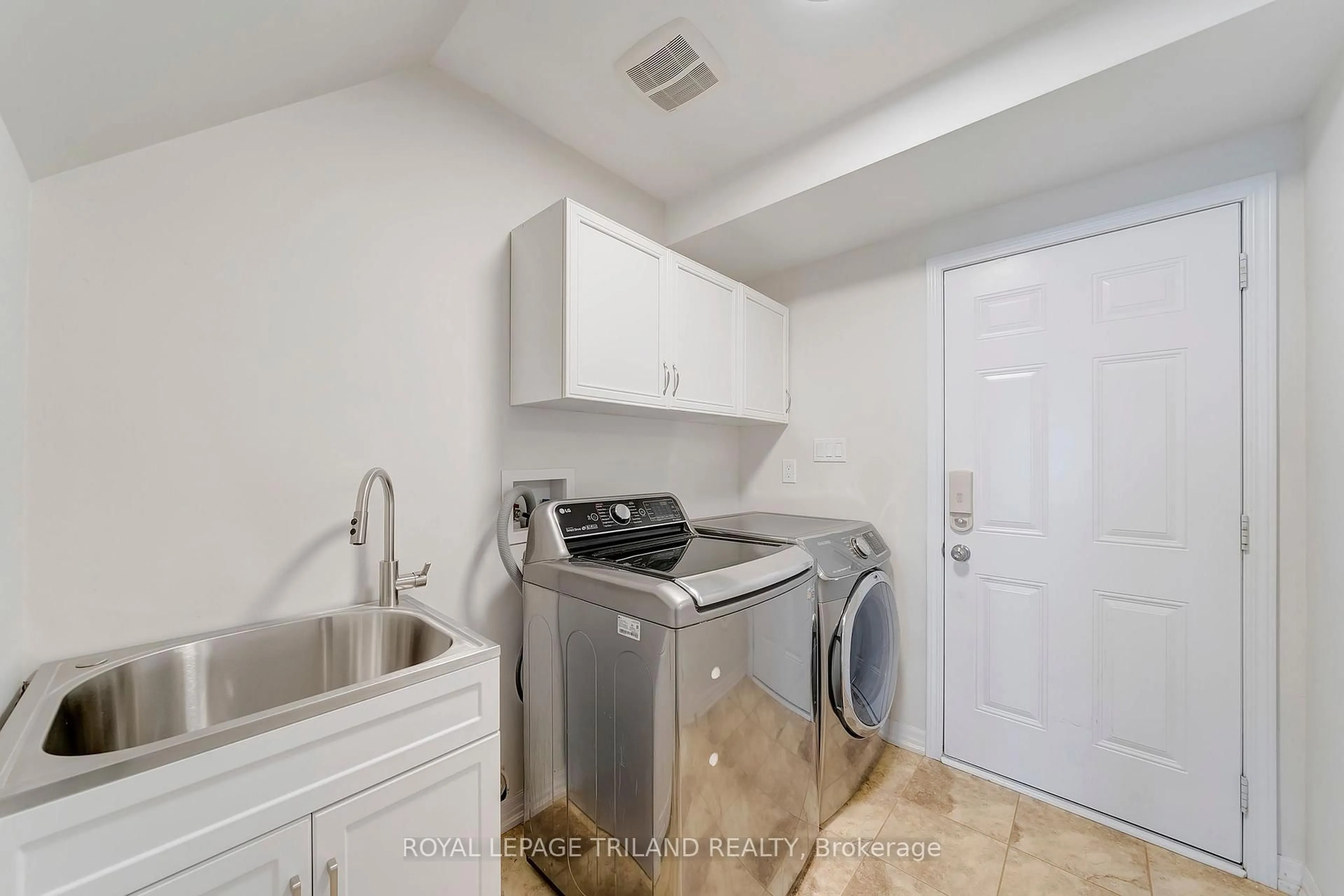 Laundry room for 244 Ellen Davidson Dr, Oakville Ontario L6M 0V2