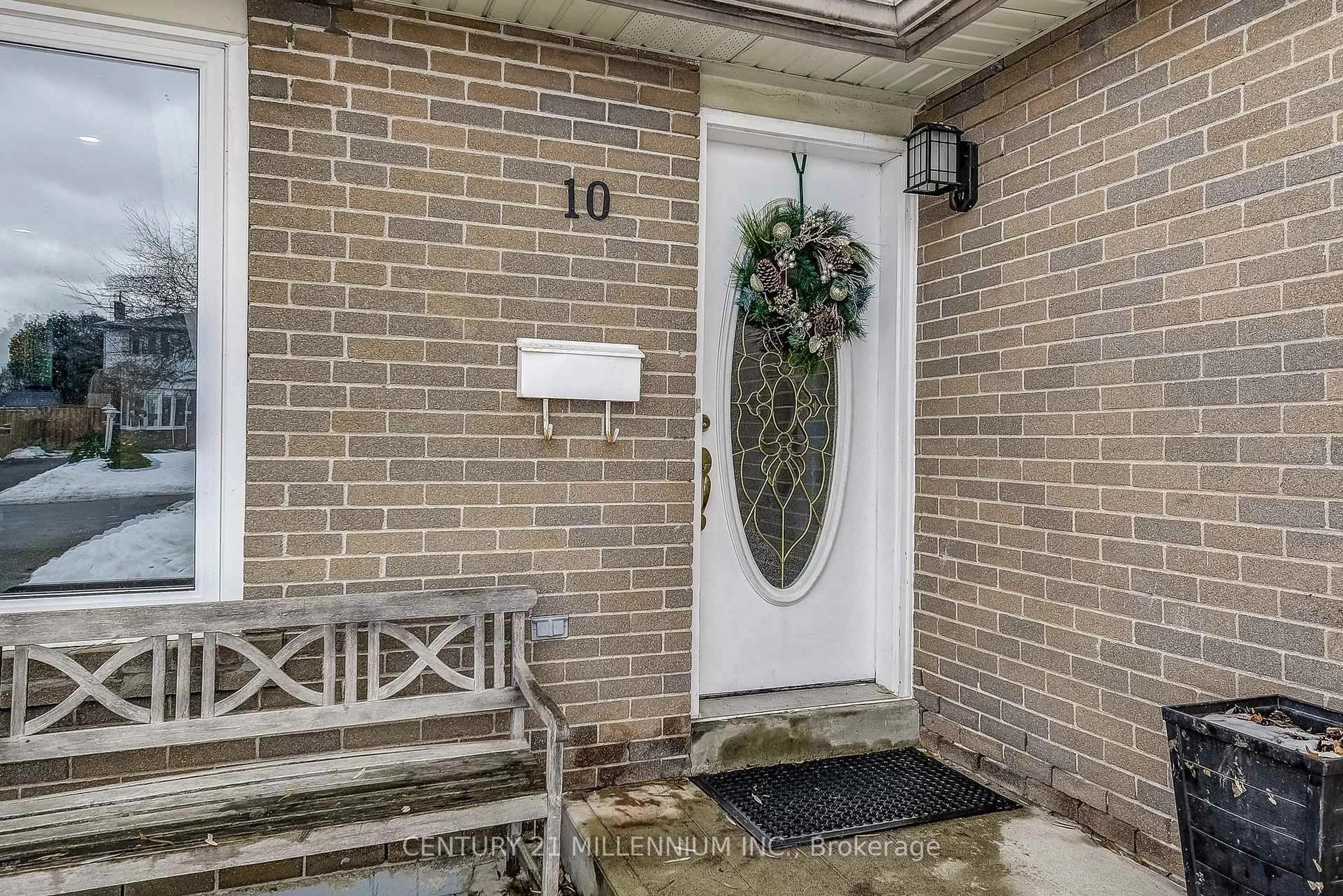 Indoor entryway for 10 Evesham Cres, Brampton Ontario L6T 3M3