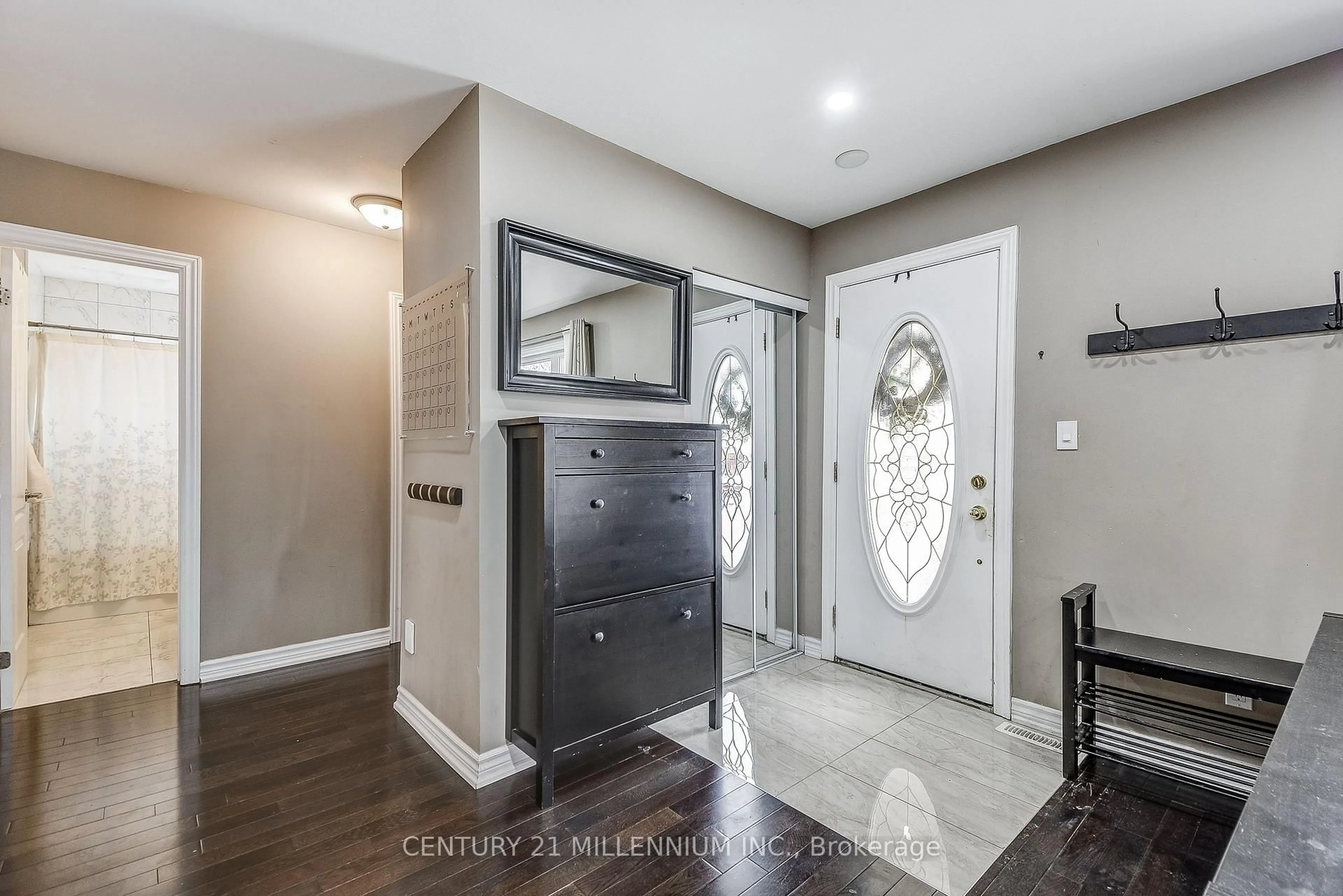 Indoor entryway for 10 Evesham Cres, Brampton Ontario L6T 3M3