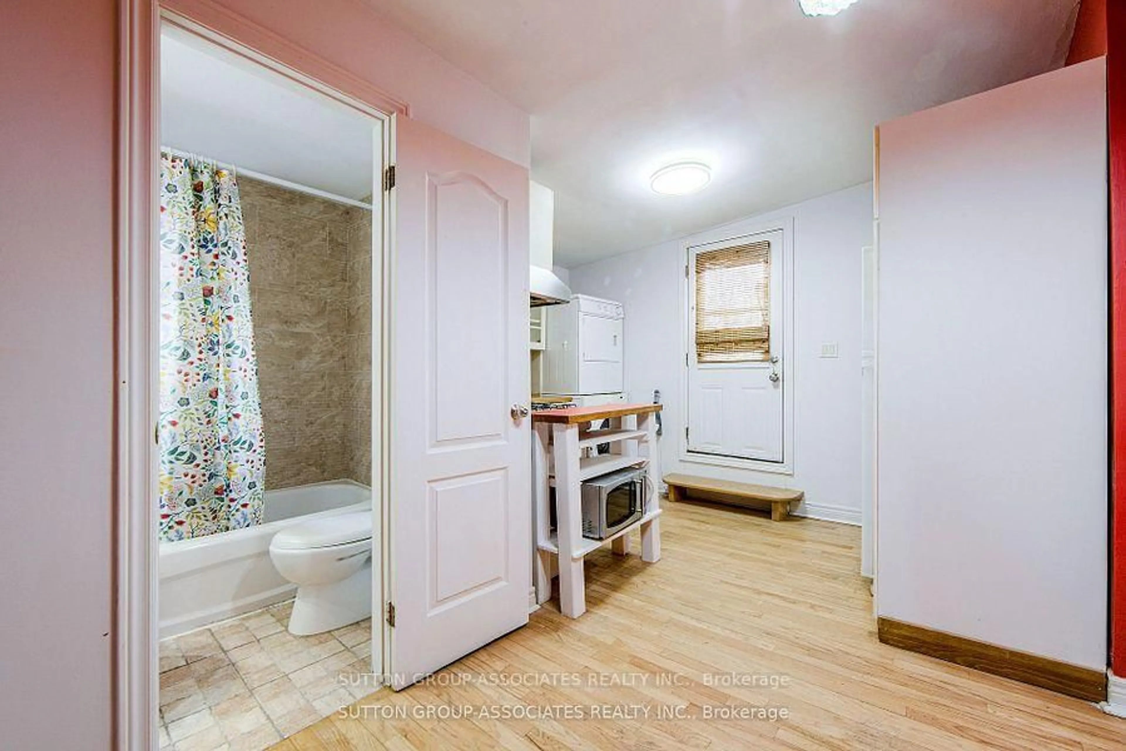 Standard bathroom, ceramic/tile floor for 50 Lappin Ave, Toronto Ontario M6H 1Y4