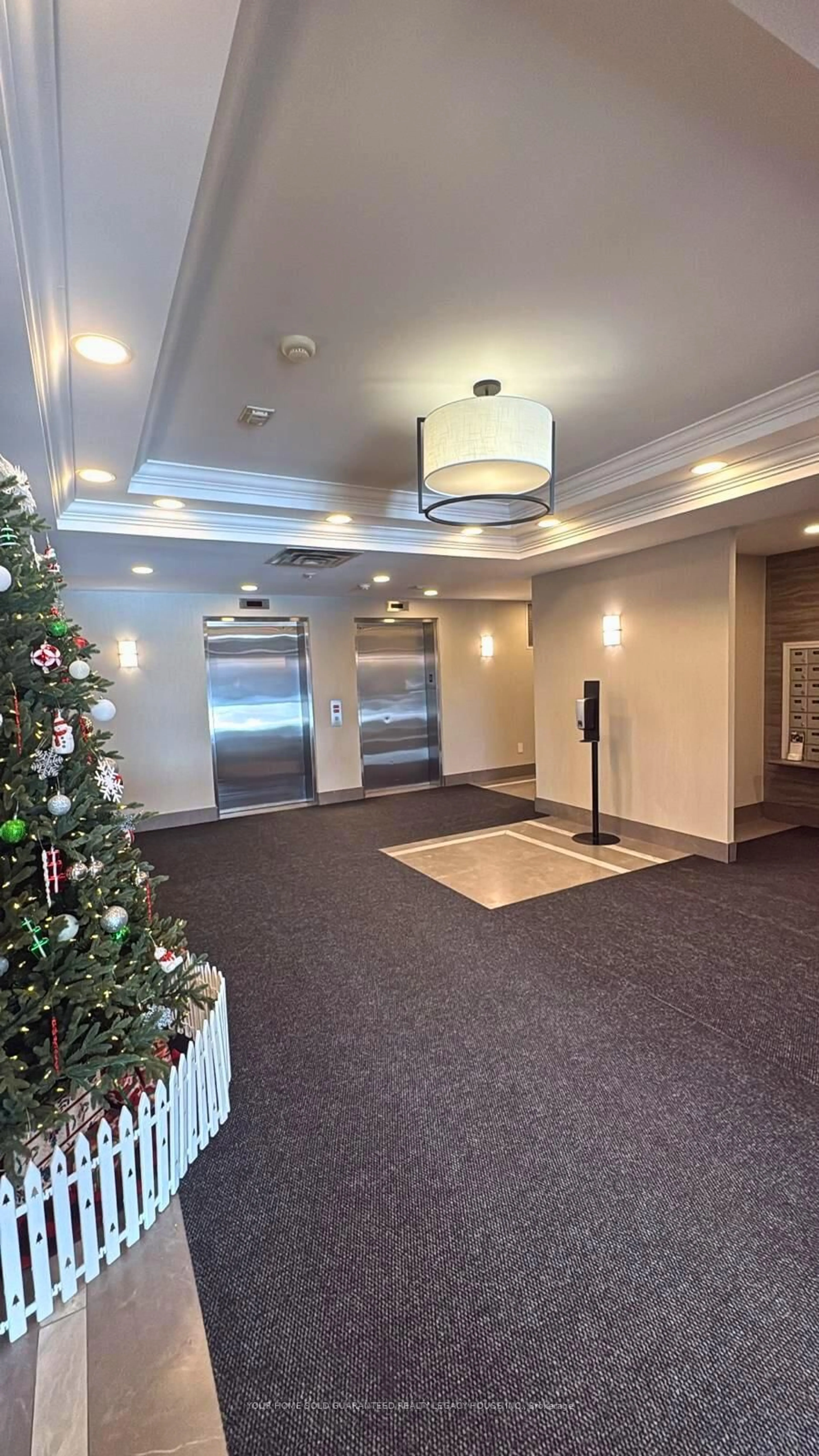 Indoor foyer for 300 Ray Lawson Blvd #205, Brampton Ontario L6Y 5H5