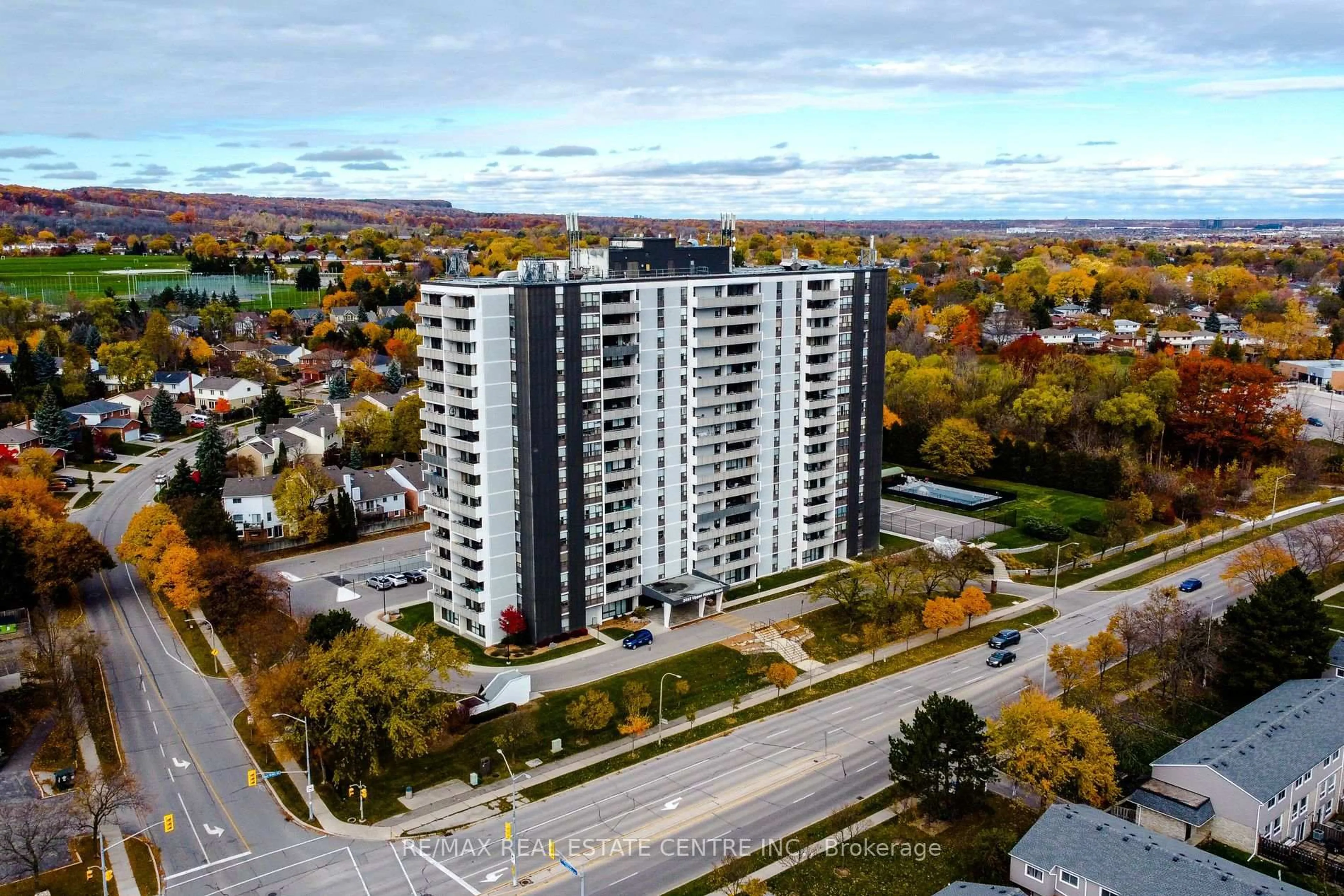 A pic from outside/outdoor area/front of a property/back of a property/a pic from drone, building for 2055 Upper Middle Rd #602, Burlington Ontario L7P 3P4
