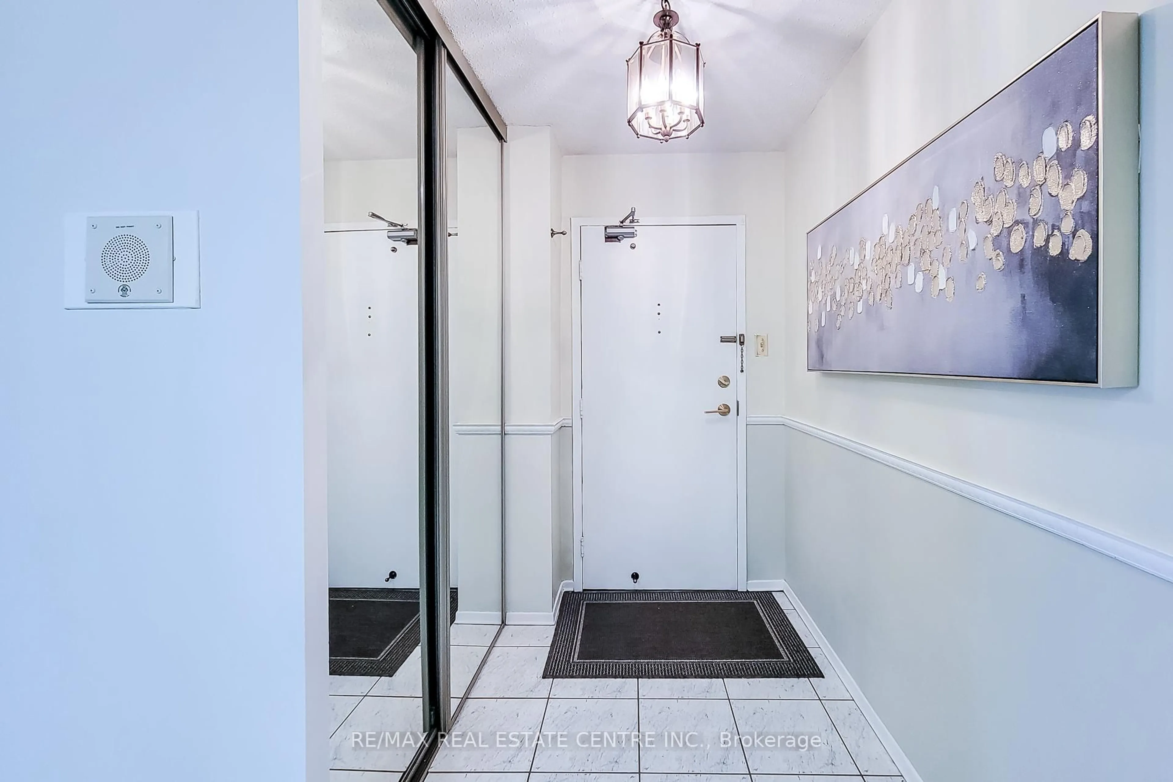 Indoor entryway for 2055 Upper Middle Rd #602, Burlington Ontario L7P 3P4