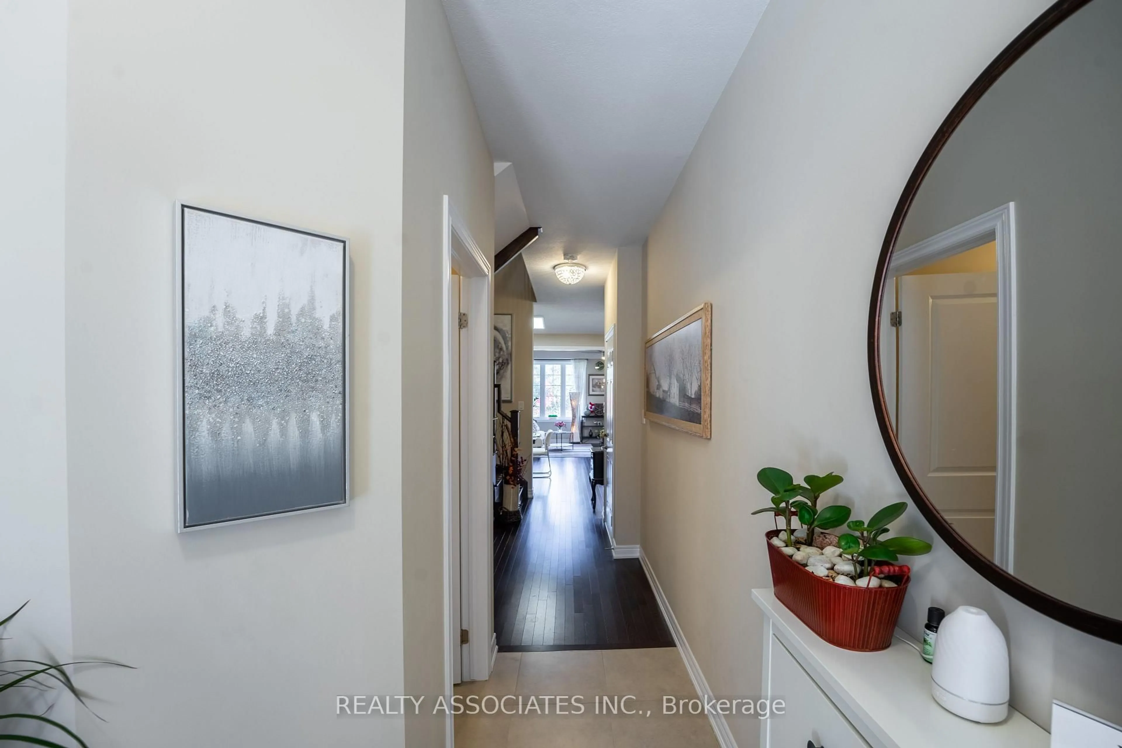 Indoor entryway for 3333 Mockingbird Common, Oakville Ontario L6H 0X1
