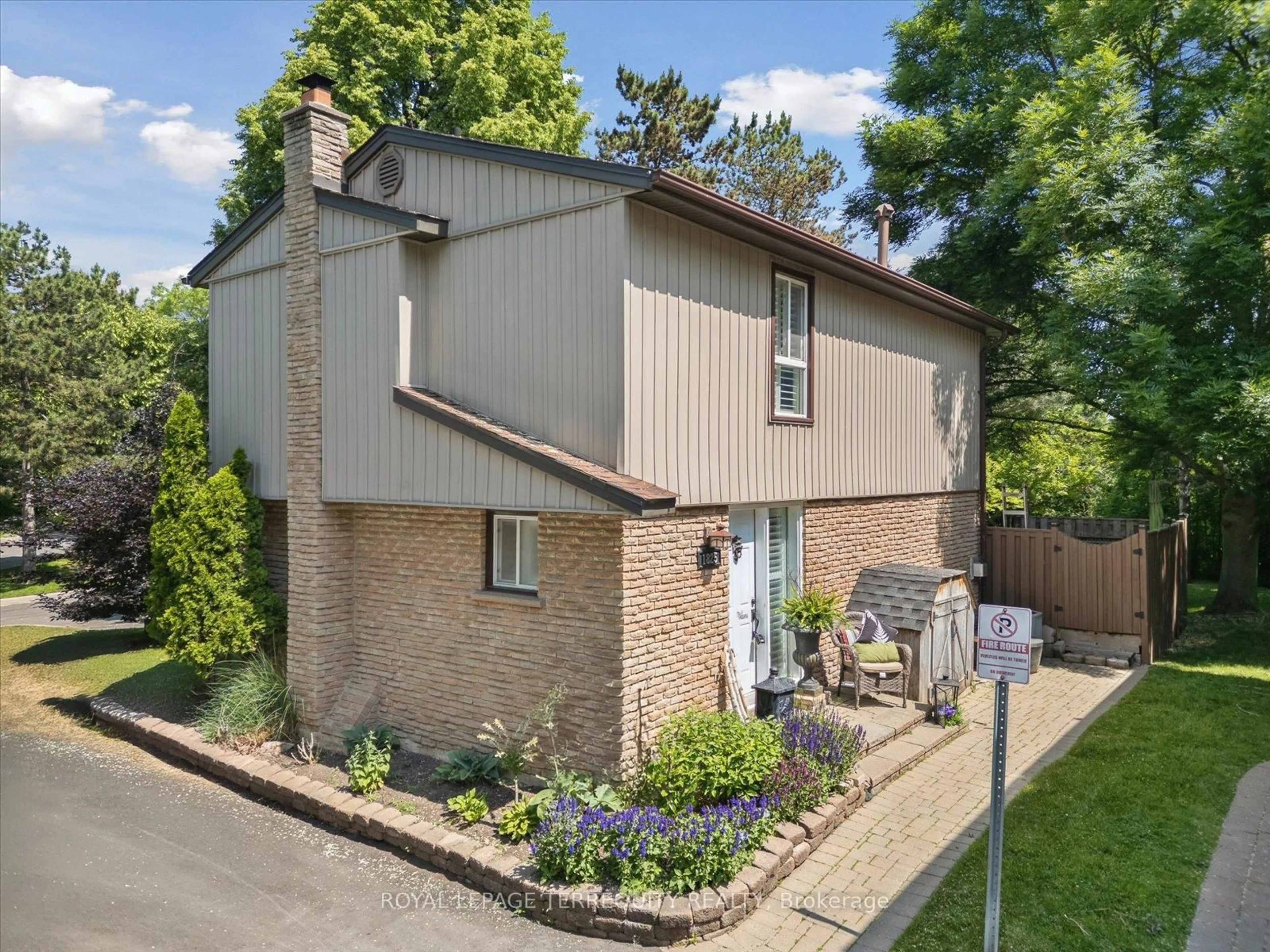 Home with brick exterior material, street for 1825 Hyde Mill Cres, Mississauga Ontario L5N 0A7