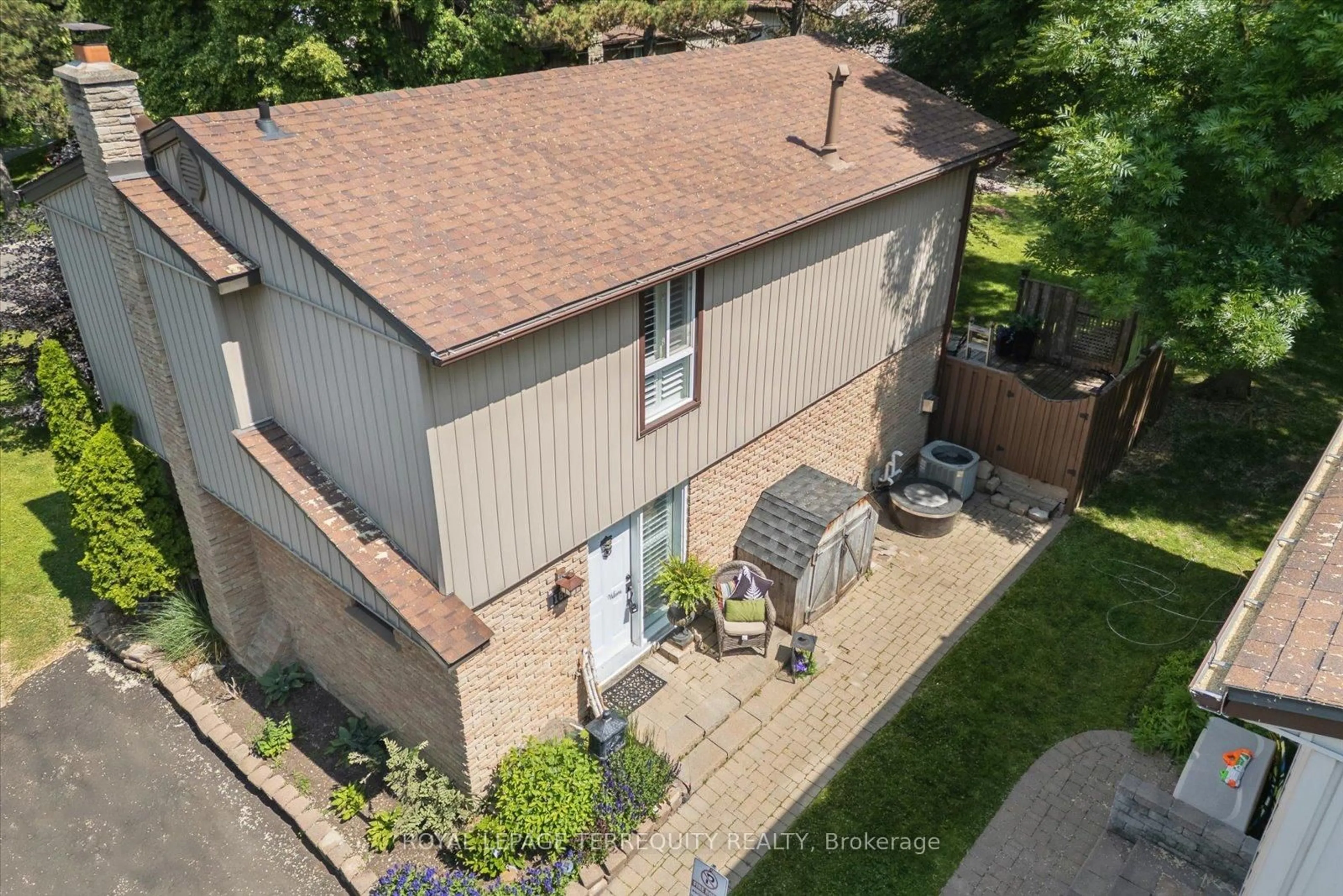 A pic from outside/outdoor area/front of a property/back of a property/a pic from drone, street for 1825 Hyde Mill Cres, Mississauga Ontario L5N 0A7