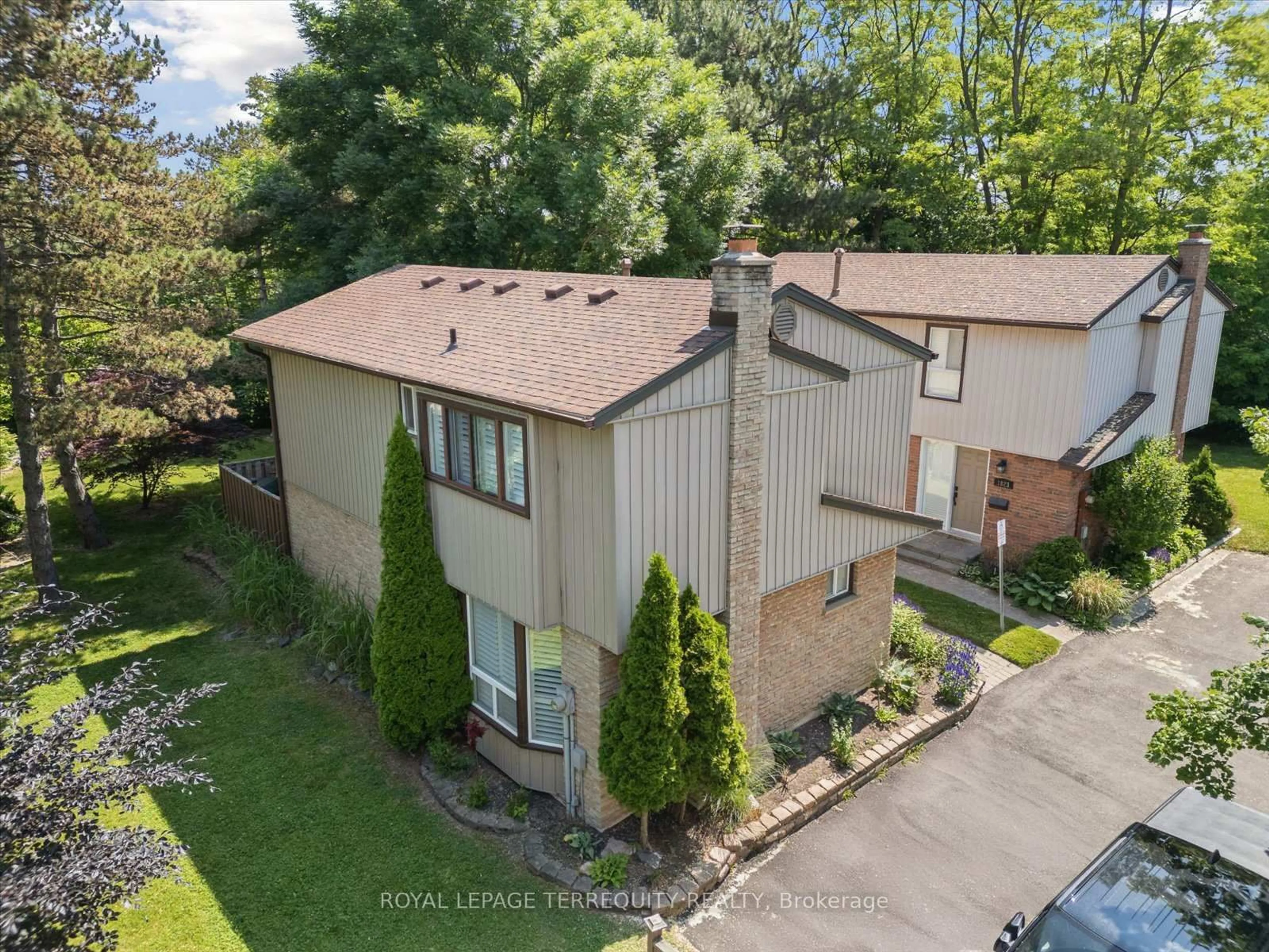 A pic from outside/outdoor area/front of a property/back of a property/a pic from drone, street for 1825 Hyde Mill Cres, Mississauga Ontario L5N 0A7