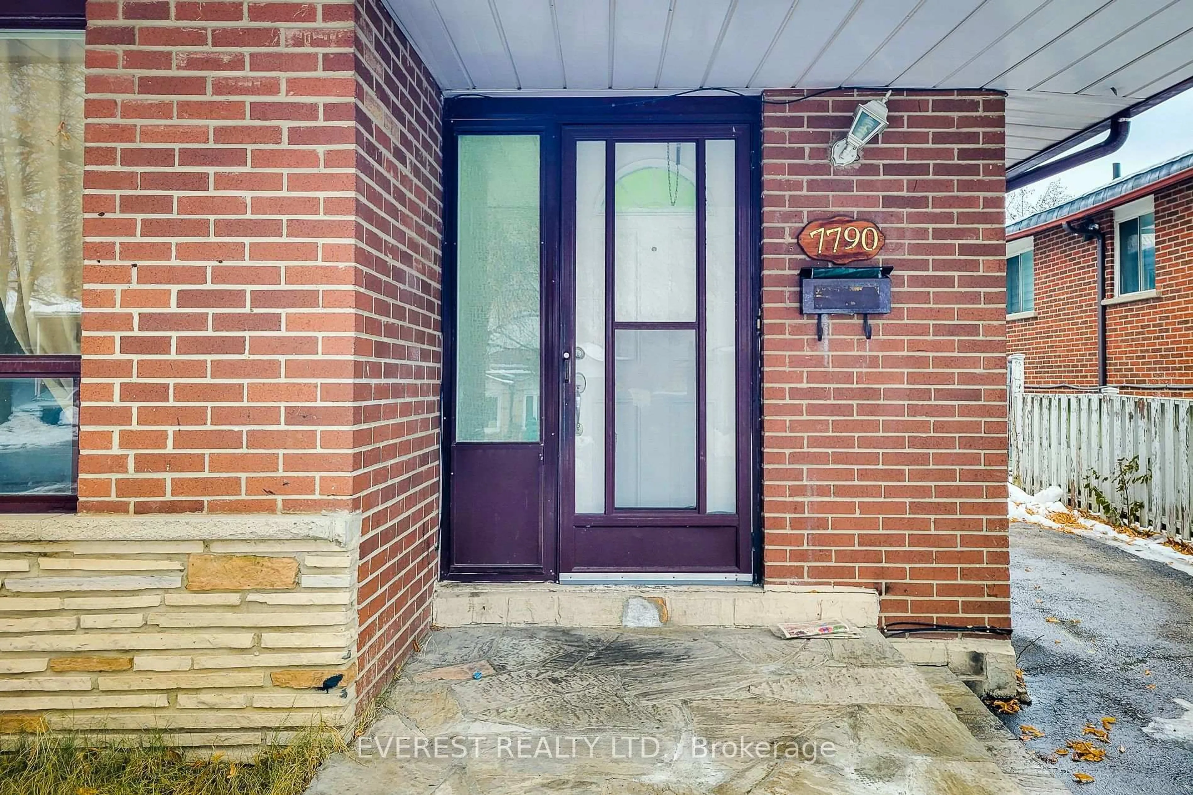 Indoor entryway for 7790 Kittridge Dr, Mississauga Ontario L4T 3J6