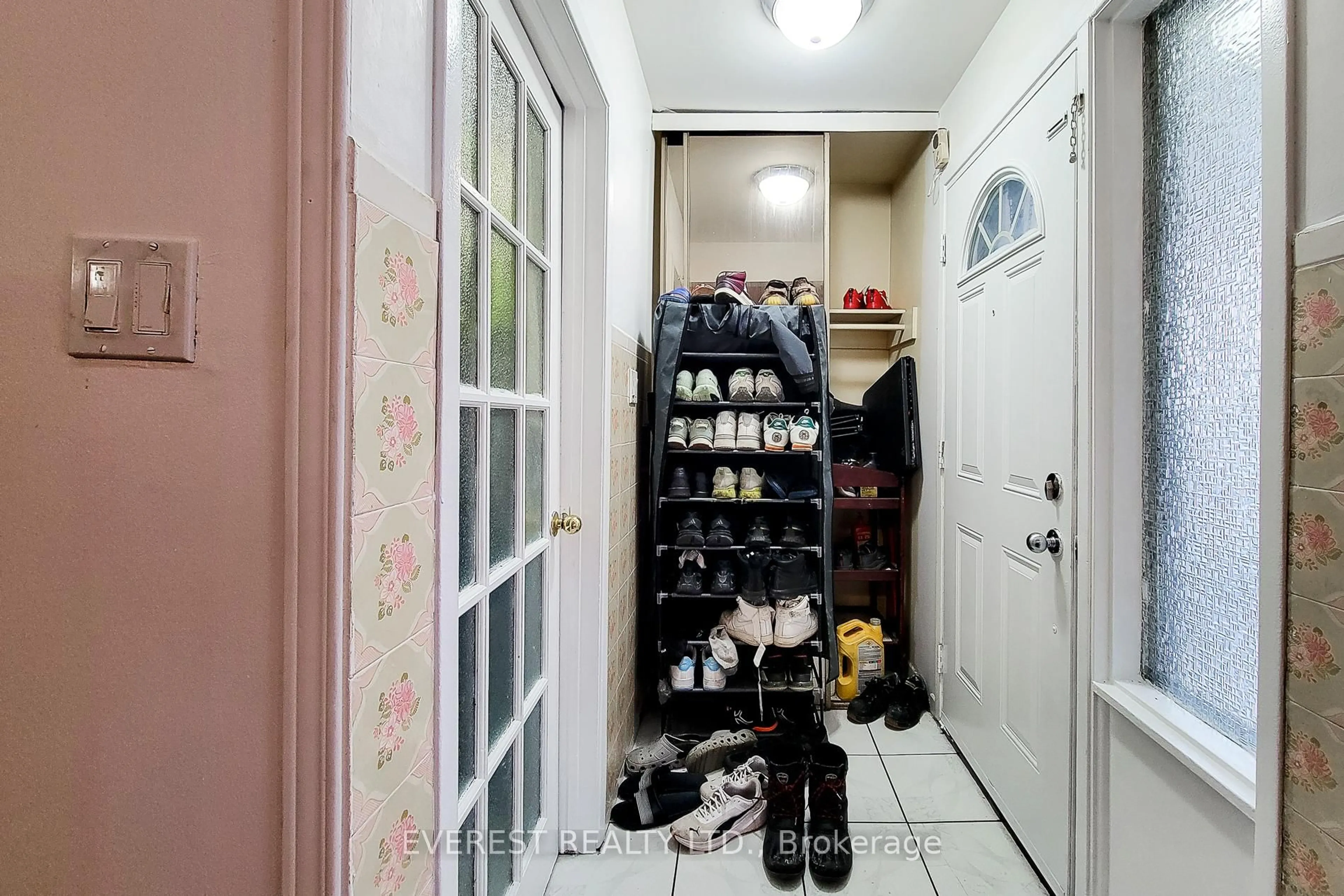 Indoor entryway for 7790 Kittridge Dr, Mississauga Ontario L4T 3J6