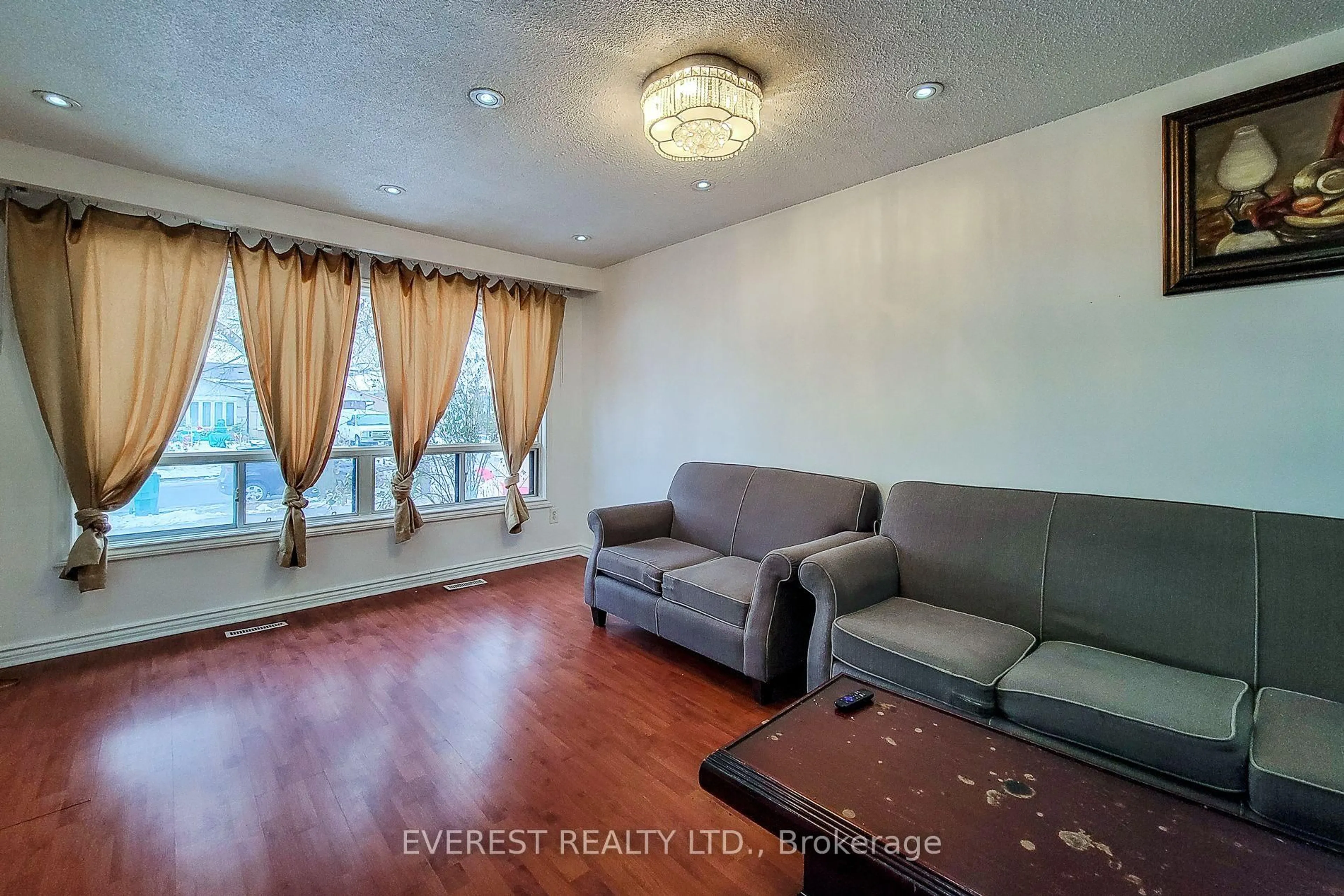 Living room with furniture, unknown for 7790 Kittridge Dr, Mississauga Ontario L4T 3J6