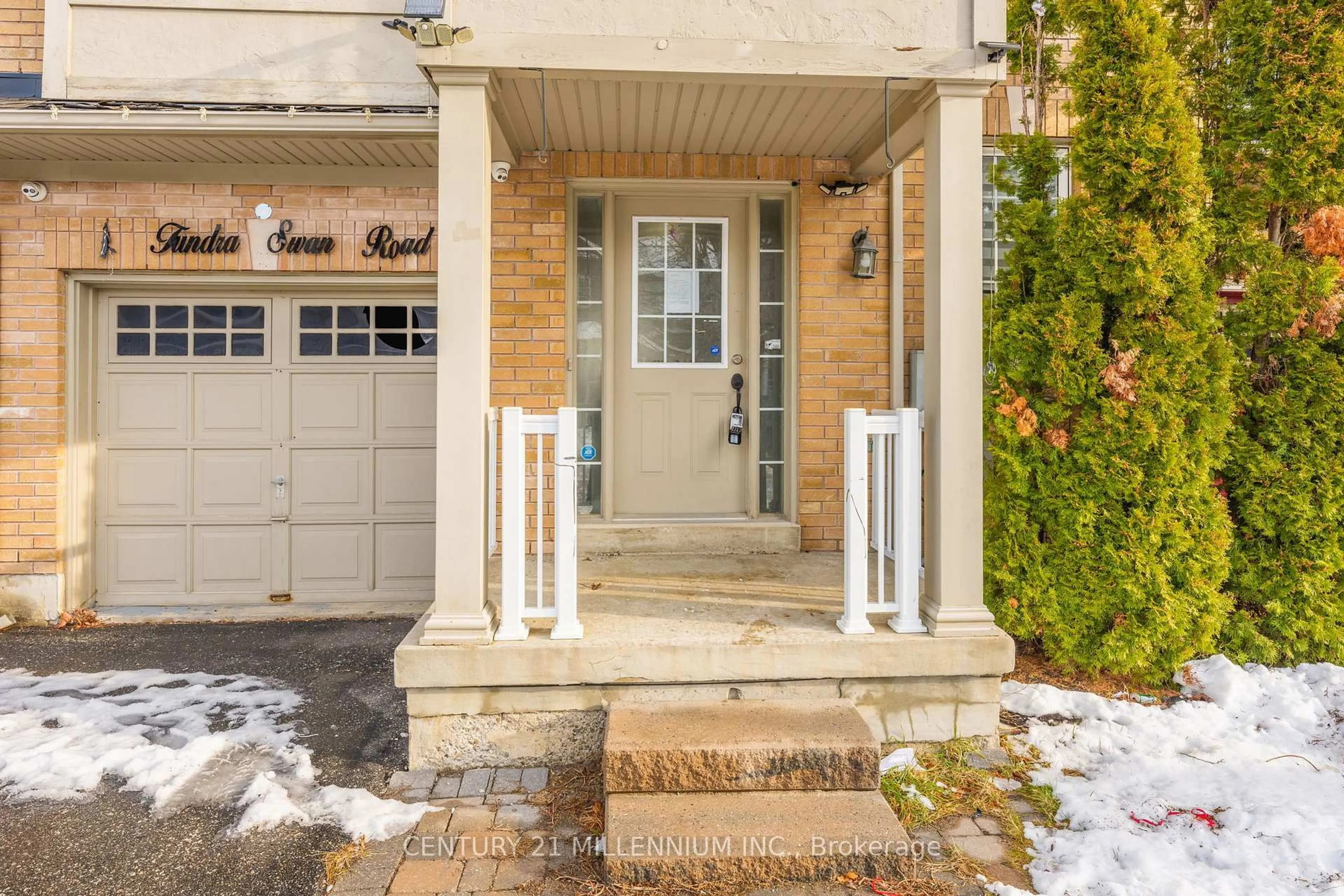Indoor entryway for 15 Tundra Swan Rd, Brampton Ontario L6R 3L4
