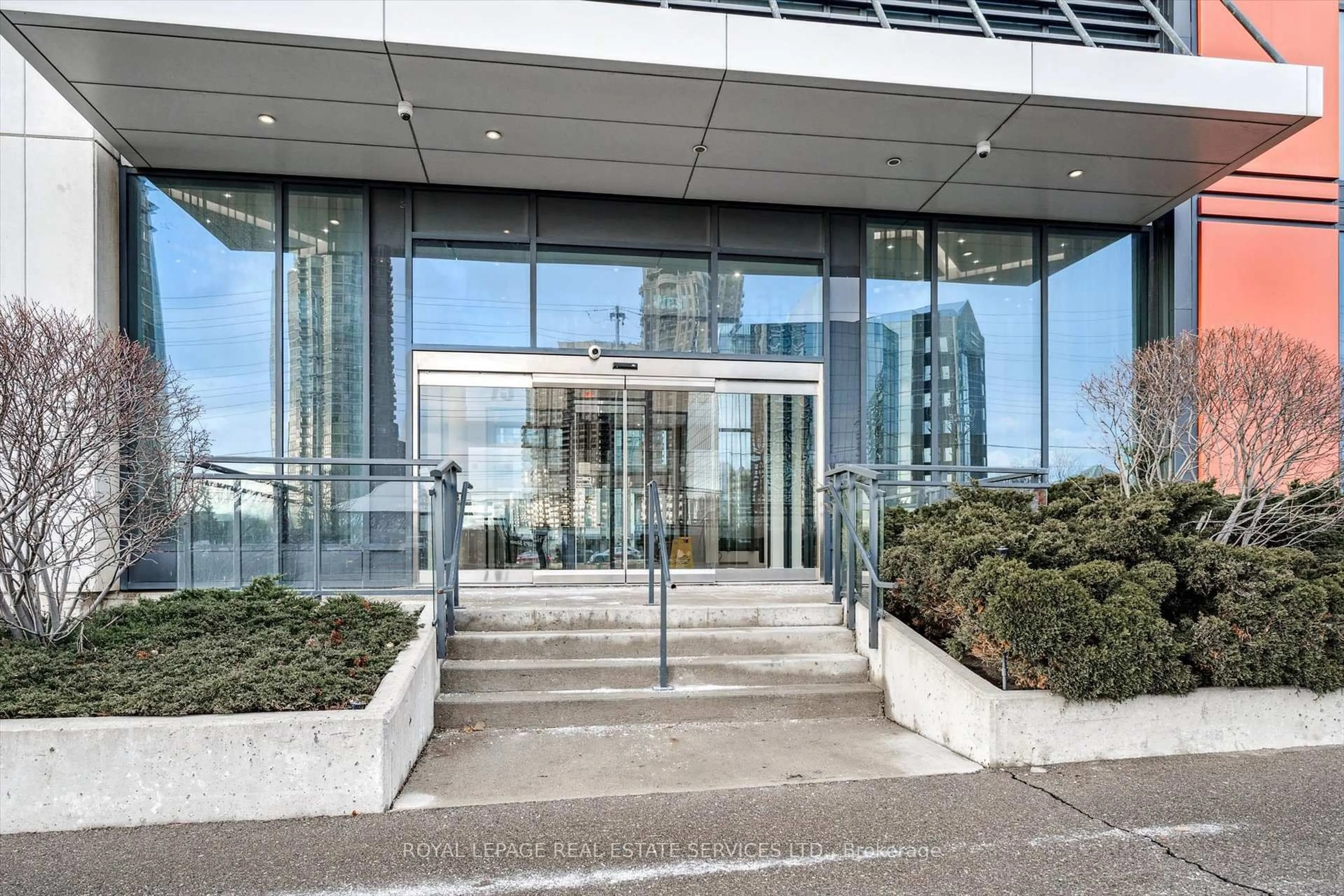 Indoor foyer for 55 Eglinton Ave #1007, Mississauga Ontario L5R 0E4