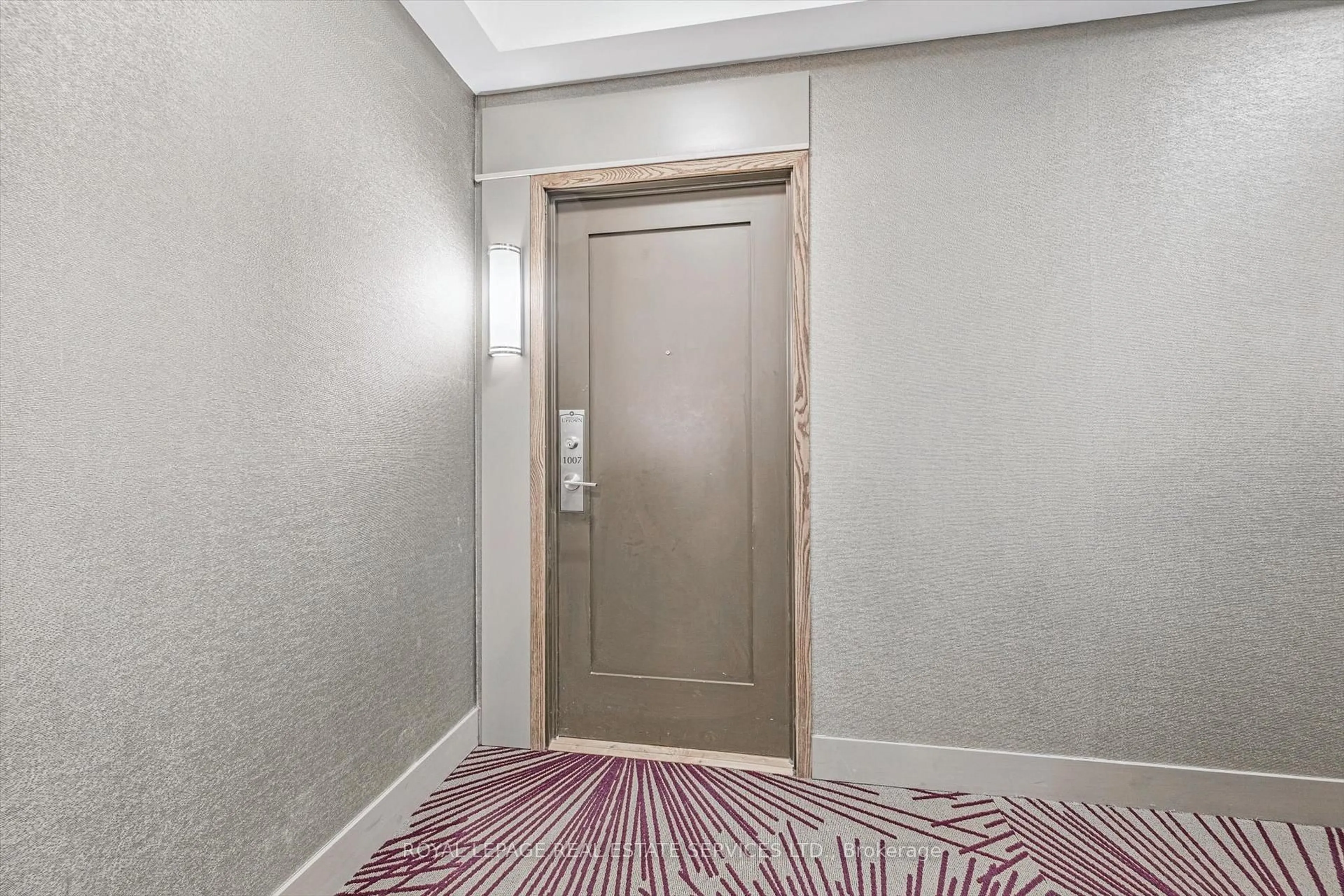 Indoor foyer for 55 Eglinton Ave #1007, Mississauga Ontario L5R 0E4