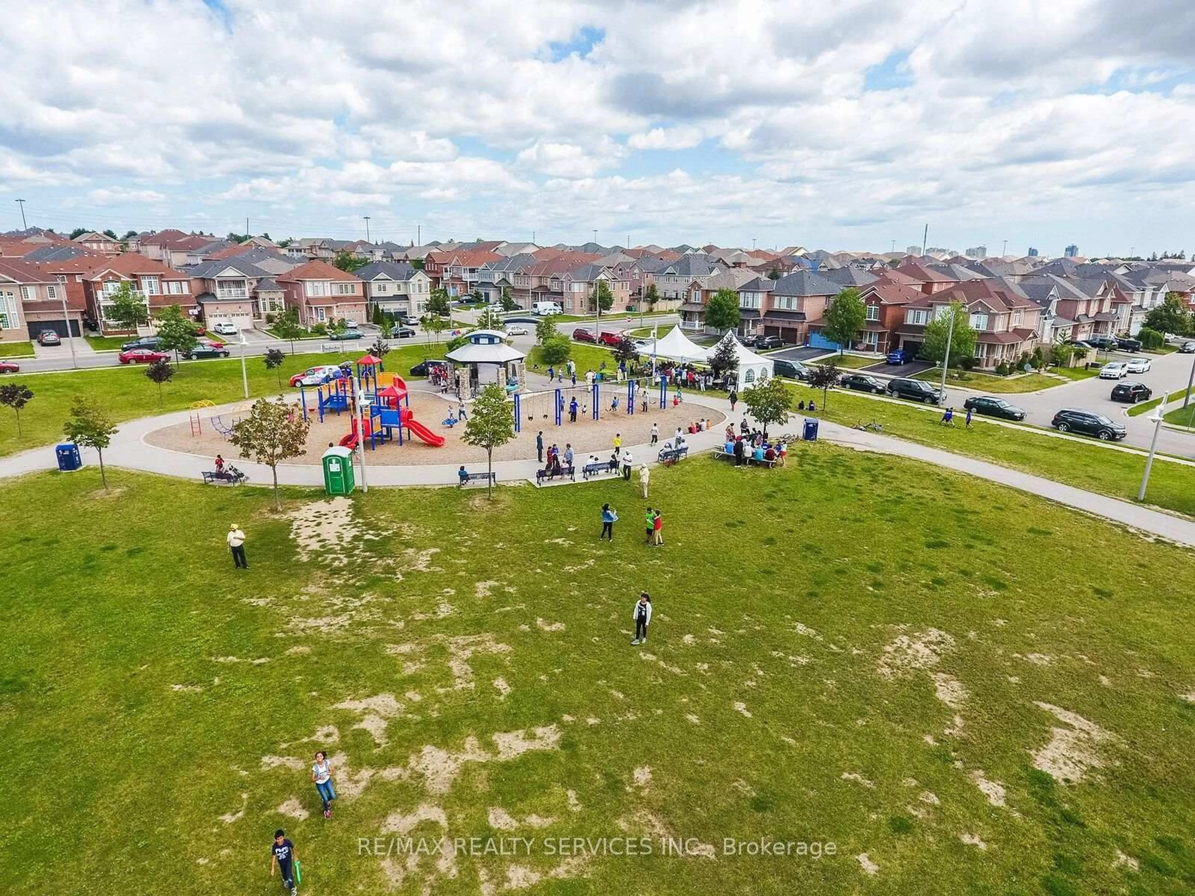 A pic from outside/outdoor area/front of a property/back of a property/a pic from drone, street for 31 Seahorse Ave, Brampton Ontario L6V 4N7