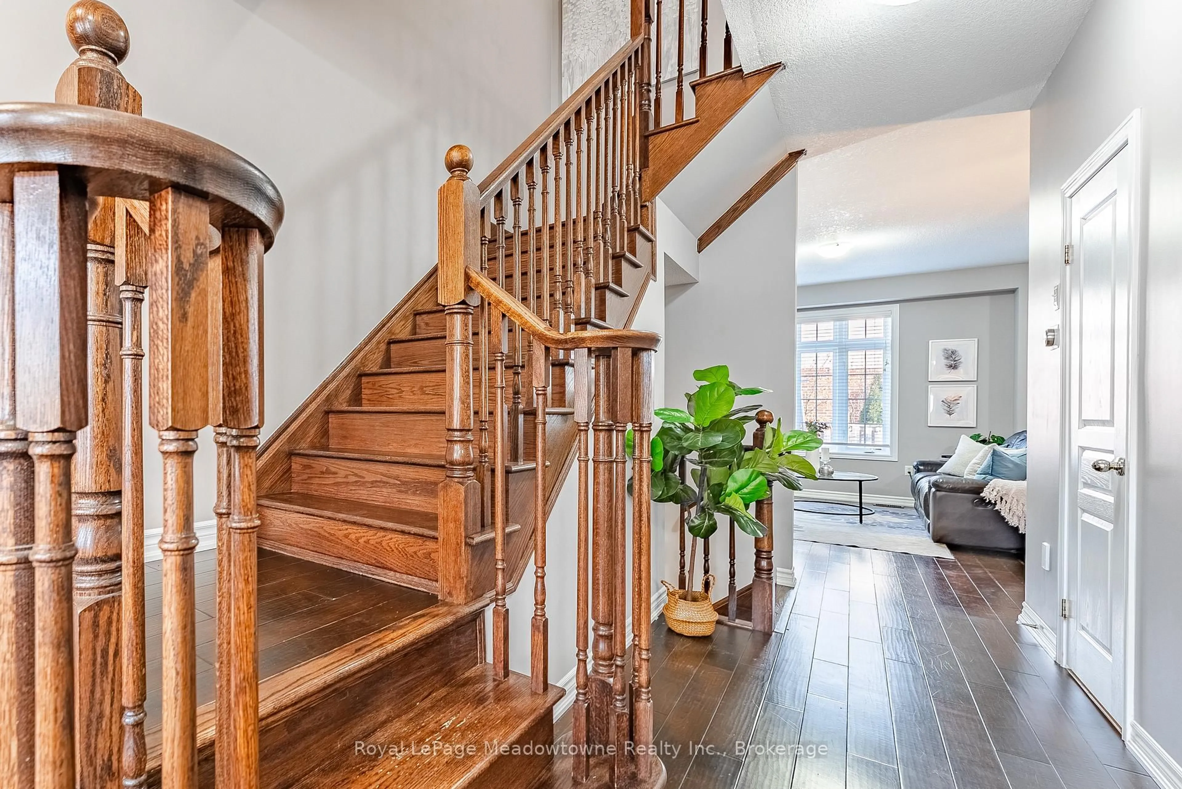 Indoor entryway for 559 Murray Meadows Pl, Milton Ontario L9T 8L8