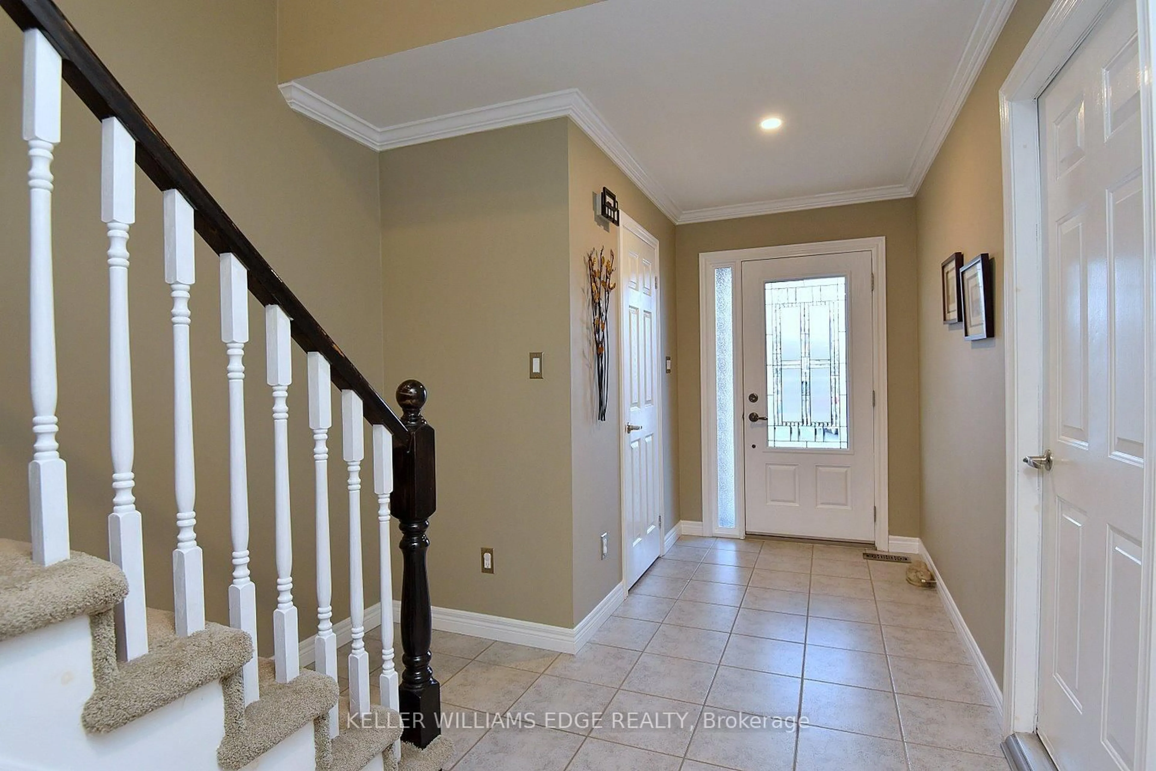 Indoor entryway for 1245 Stephenson Dr #20, Burlington Ontario L7S 2M1