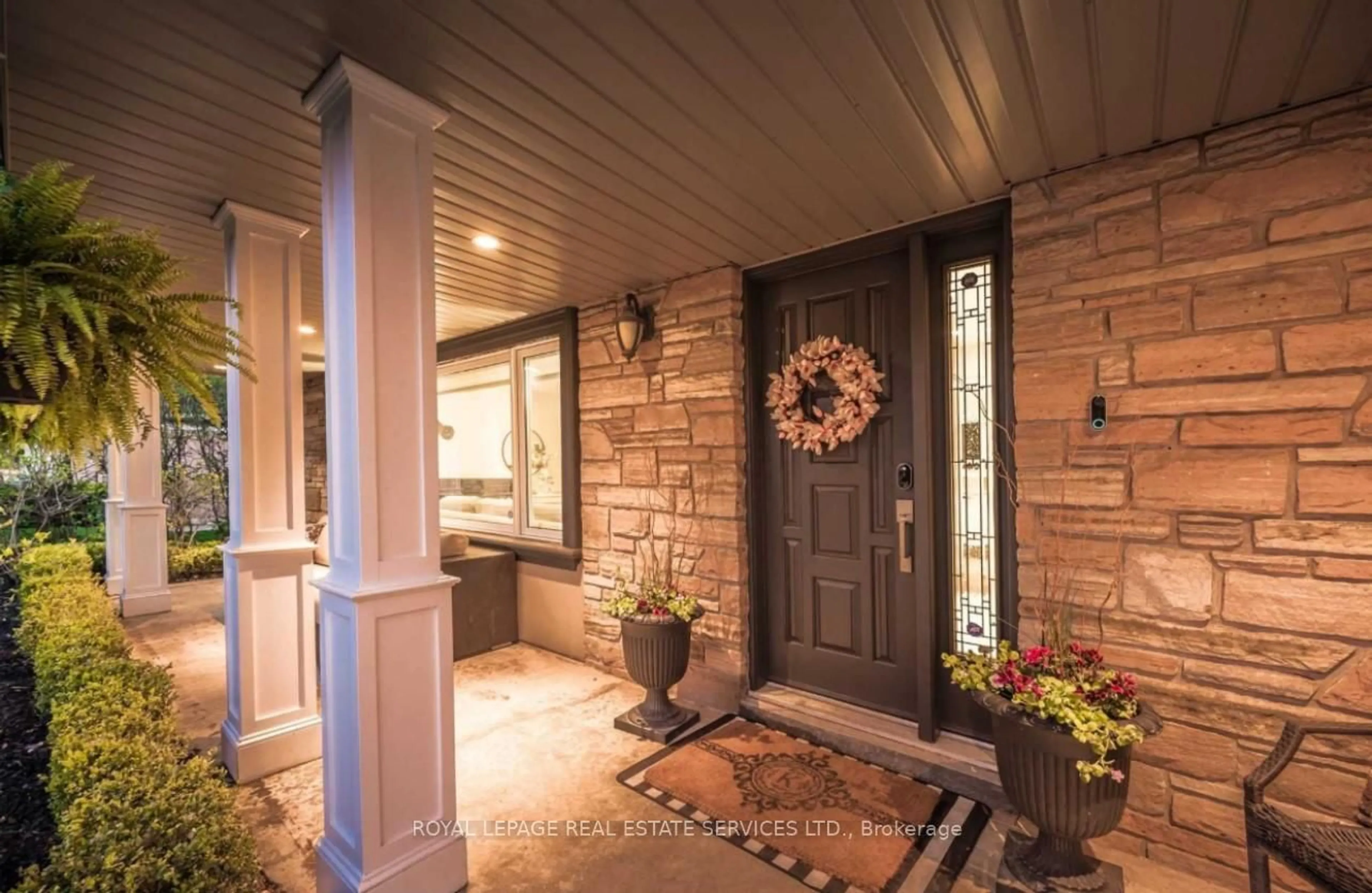 Indoor entryway for 1302 Hillview Cres, Oakville Ontario L6H 2C7
