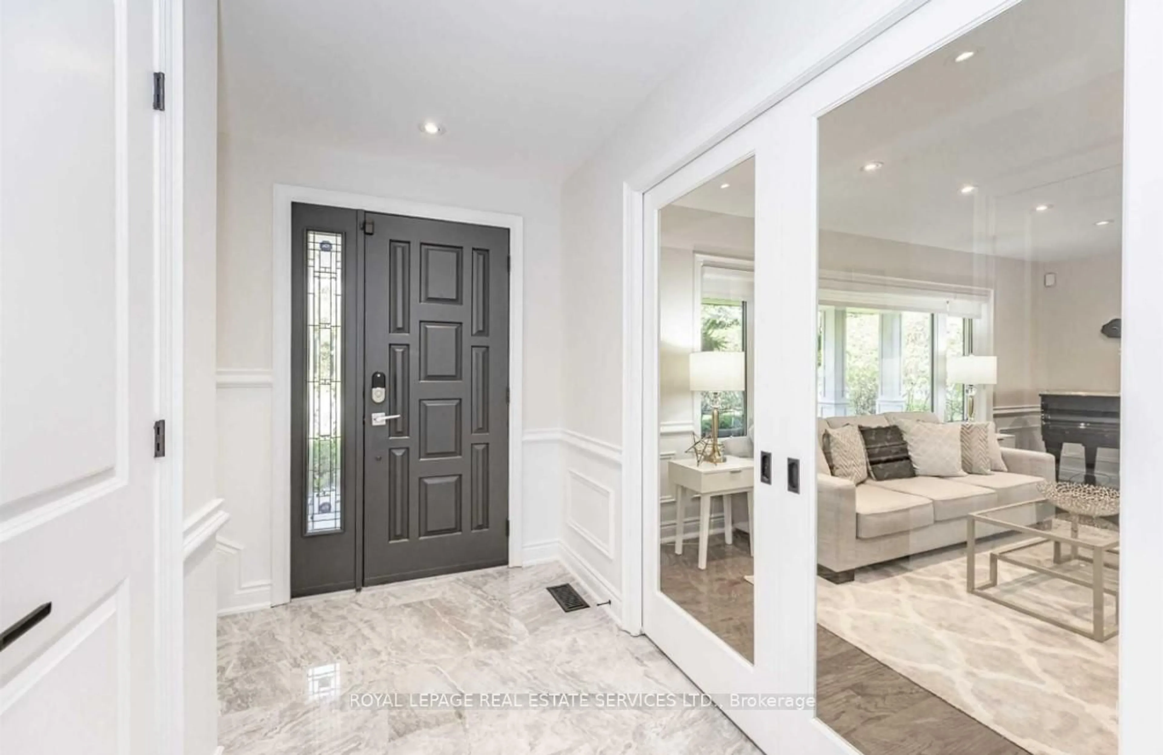 Indoor entryway for 1302 Hillview Cres, Oakville Ontario L6H 2C7