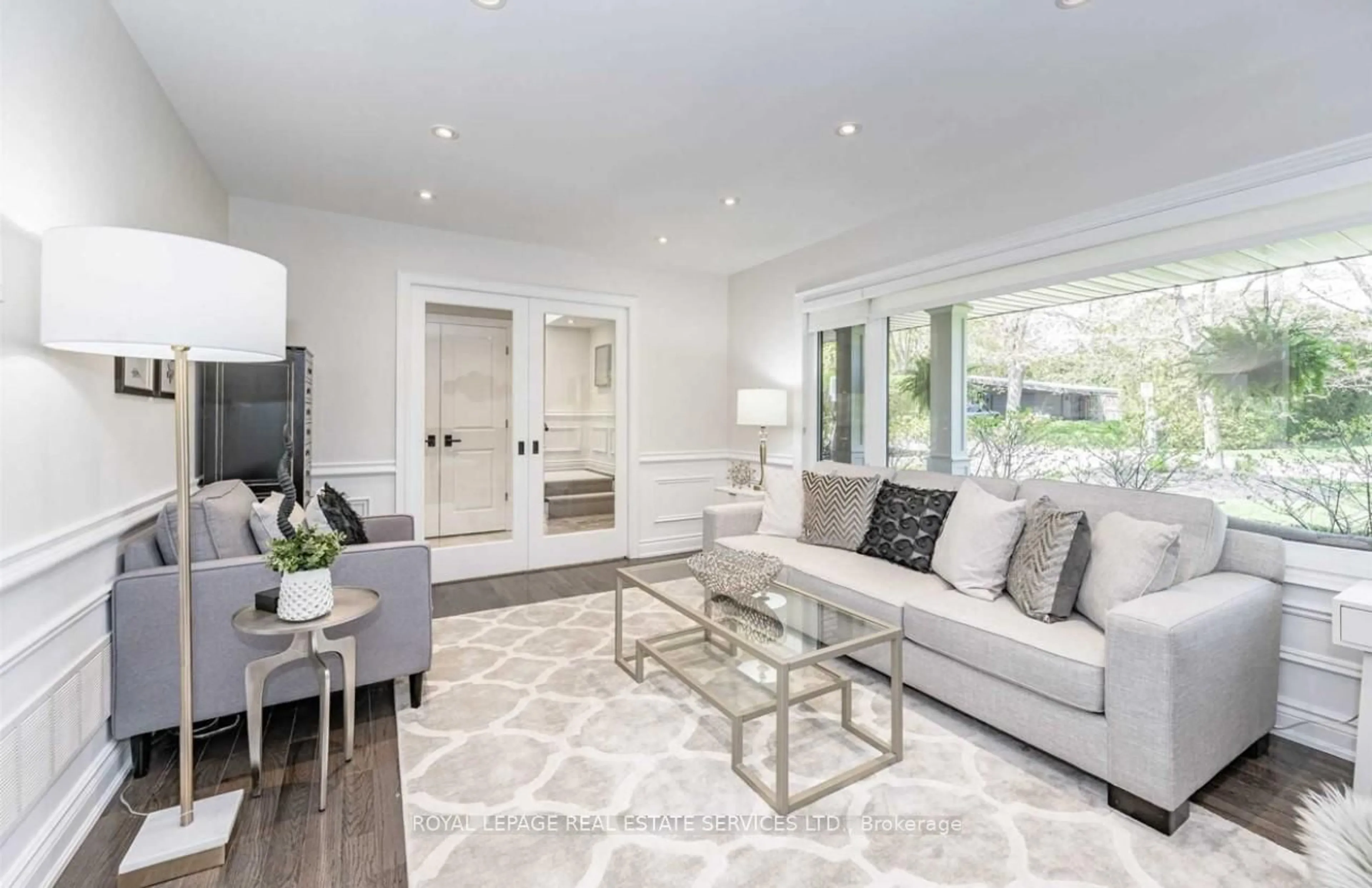 Living room with furniture, unknown for 1302 Hillview Cres, Oakville Ontario L6H 2C7